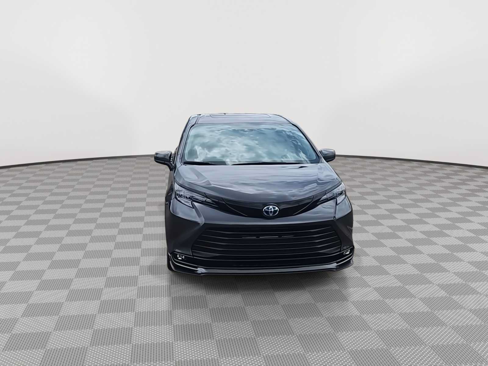 Used 2025 Toyota Sienna XLE w/ XLE Plus Package FWD image 3