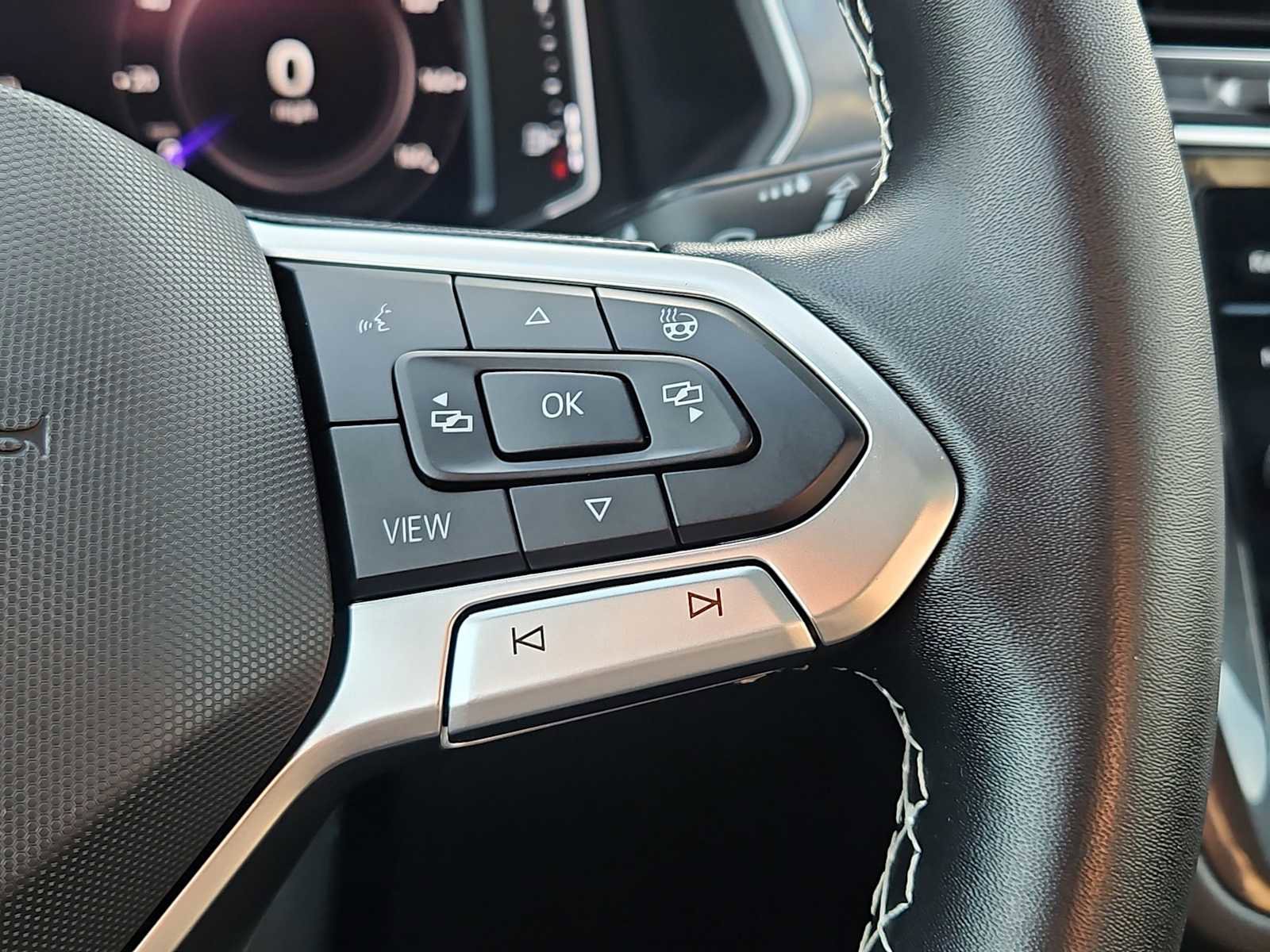 Certified 2023 Volkswagen Tiguan SEL R-Line image 31