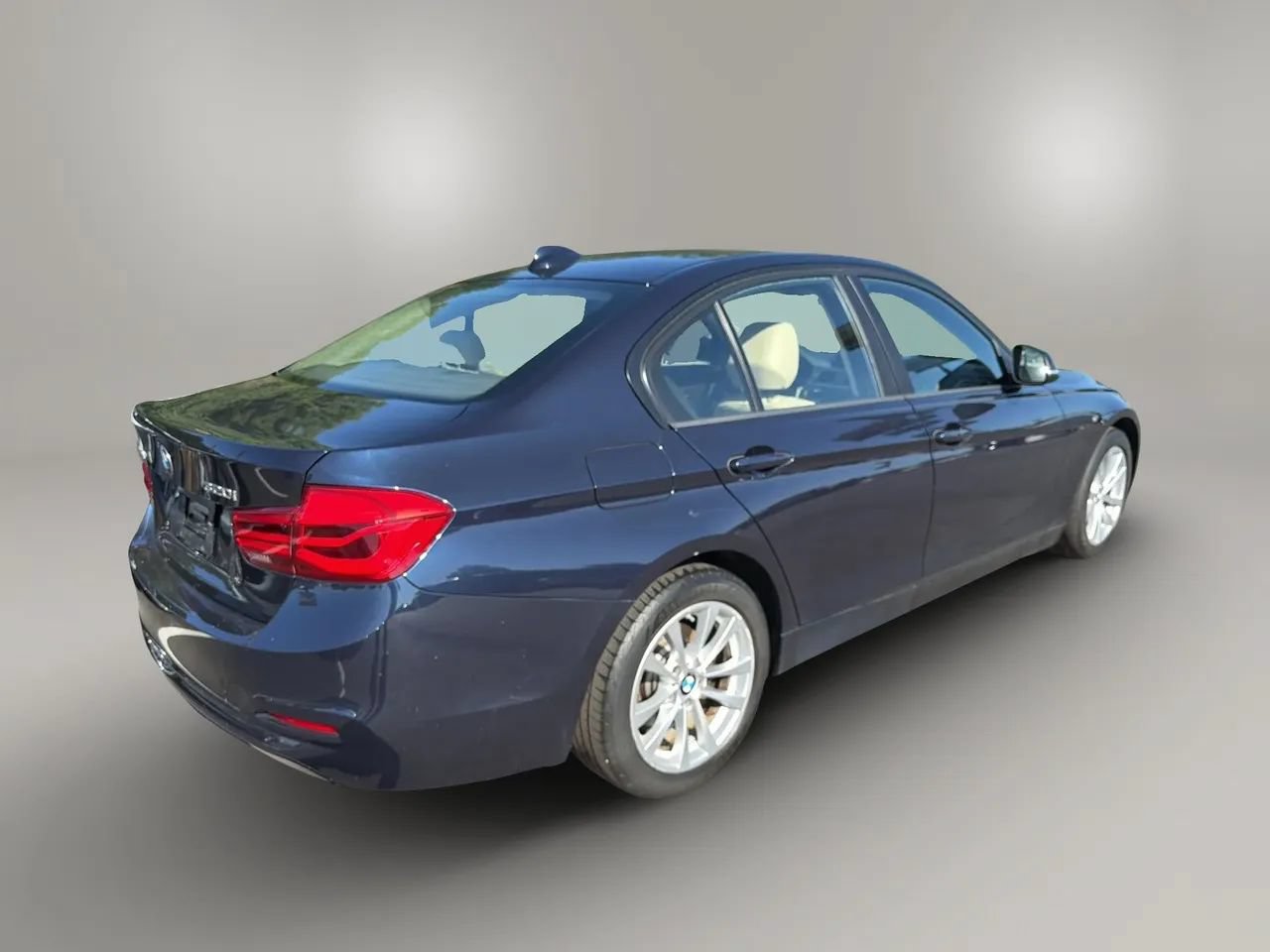 Used 2017 BMW 320i xDrive Sedan AWD/4WD image 5