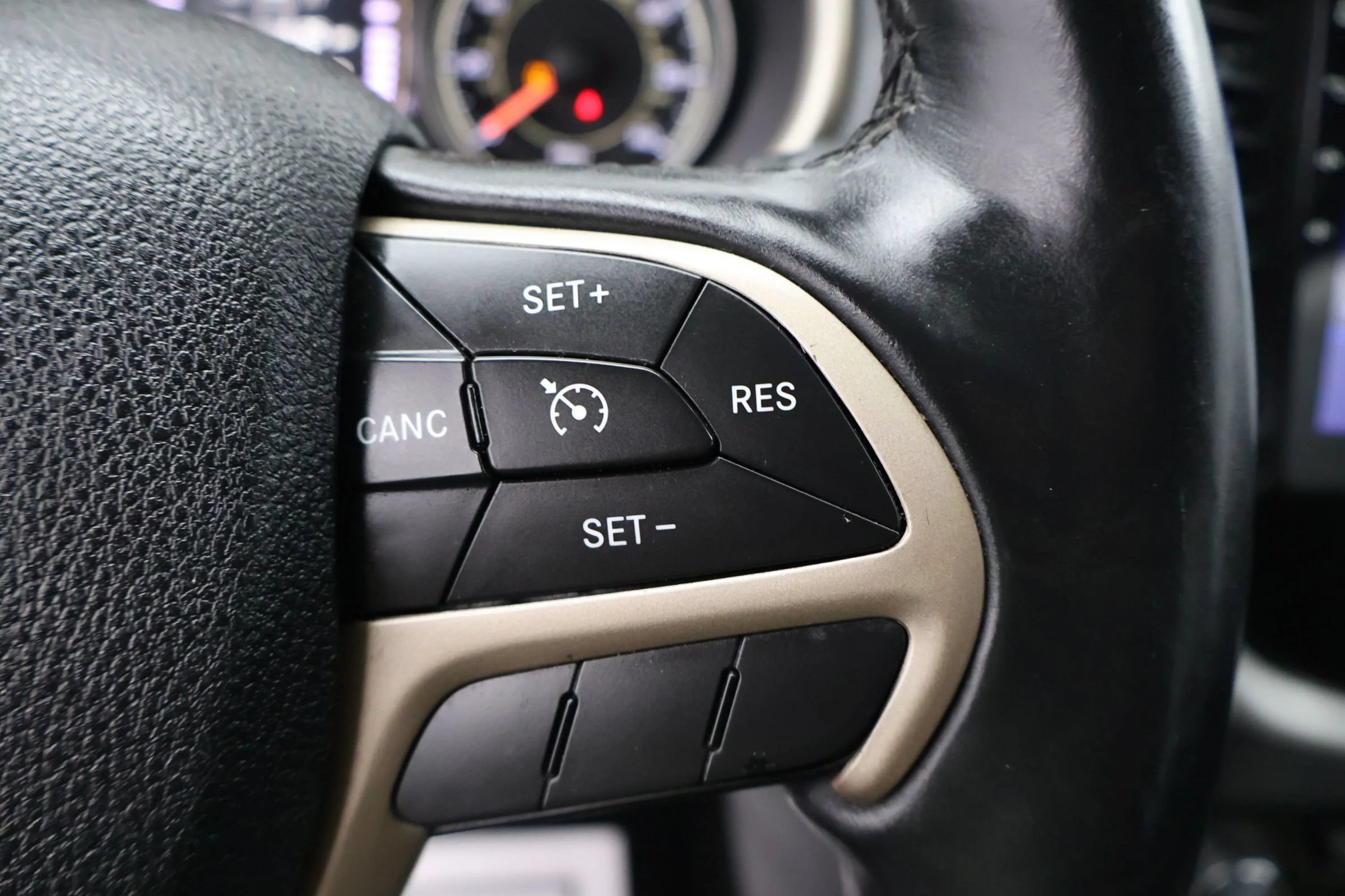 Used 2014 Jeep Cherokee Latitude w/ Cold Weather Group AWD/4WD image 21
