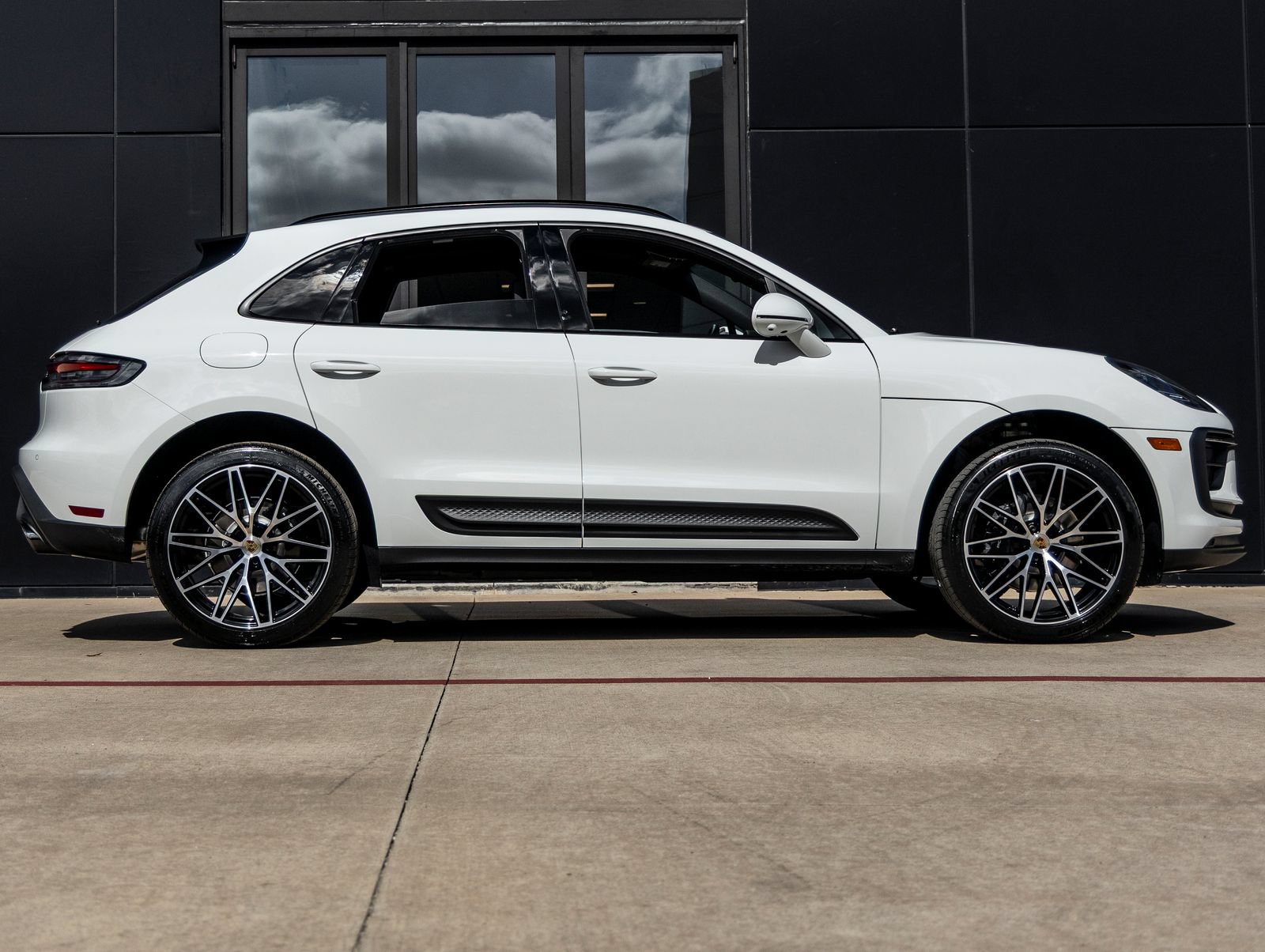 Certified 2026 Porsche Macan AWD/4WD image 12