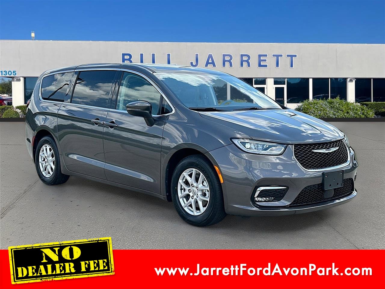 Used 2023 Chrysler Pacifica Touring-L FWD image 1