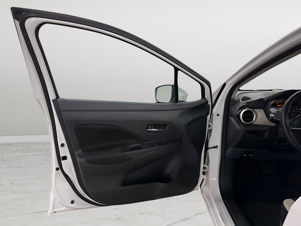 Used 2022 Nissan Versa SV image 16