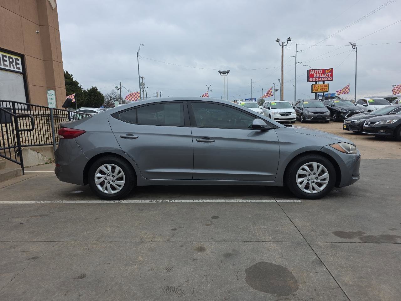 Used 2017 Hyundai Elantra SE image 4