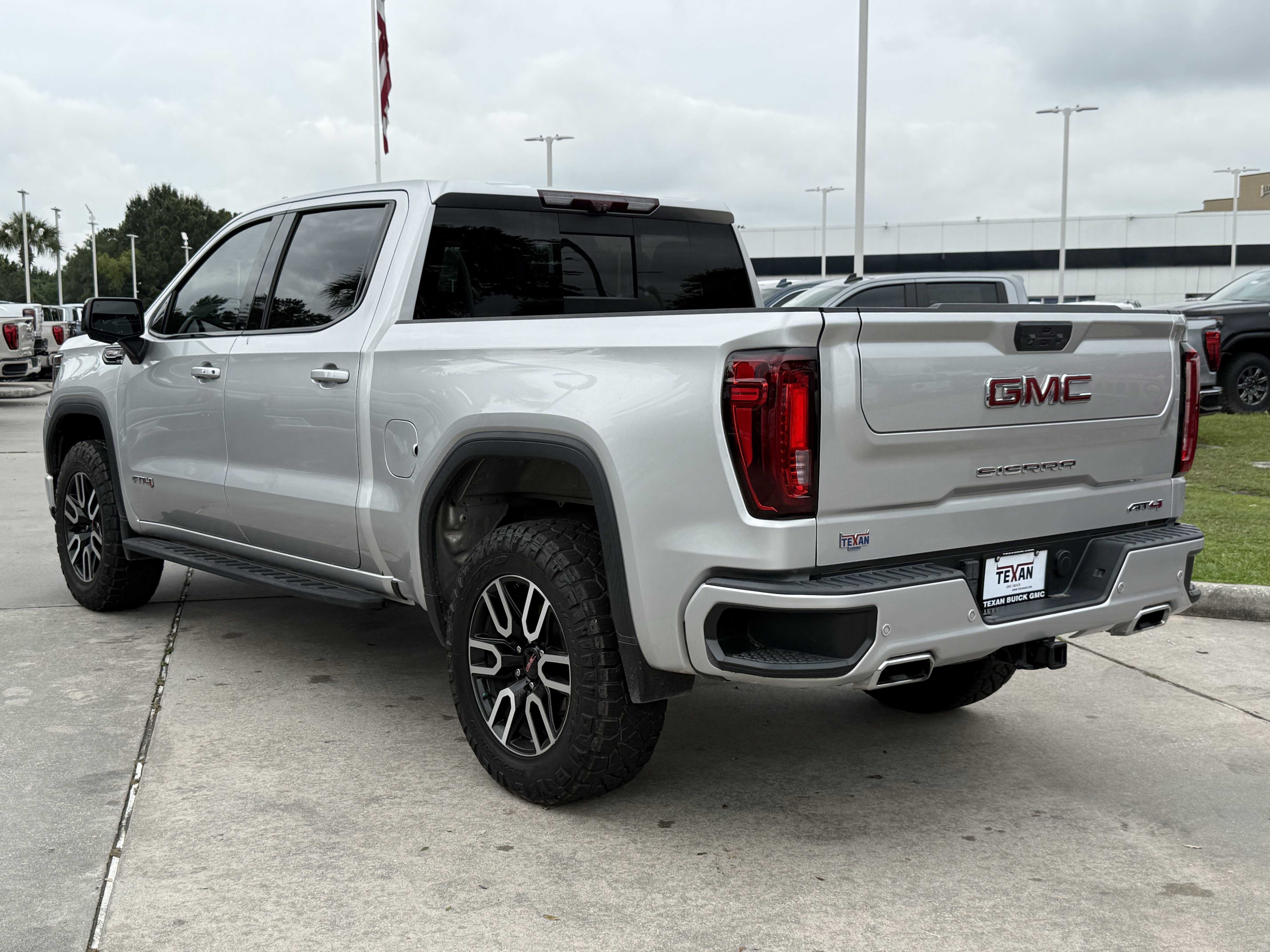 Used 2022 GMC Sierra 1500 AT4 w/ AT4 Premium Package AWD/4WD image 7