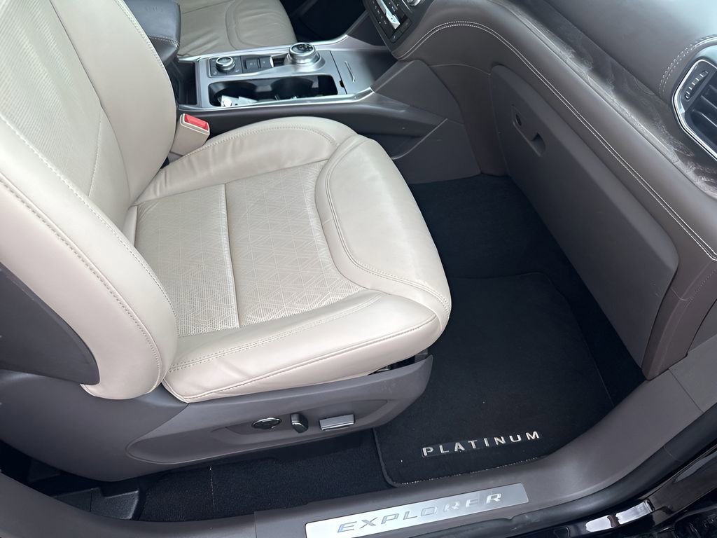 Used 2020 Ford Explorer Platinum w/ Premium Technology Package image 16