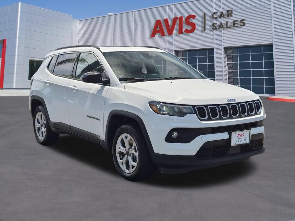 Used 2025 Jeep Compass Latitude w/ Sun & Sound Group AWD/4WD image 3