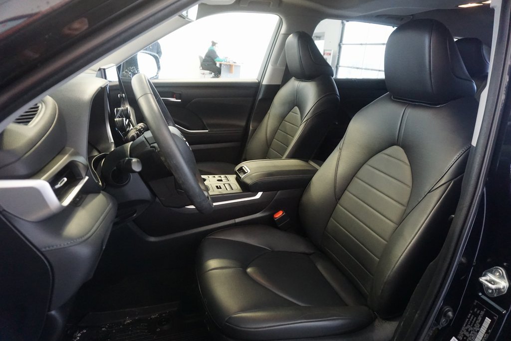 Certified 2023 Toyota Highlander XLE image 17