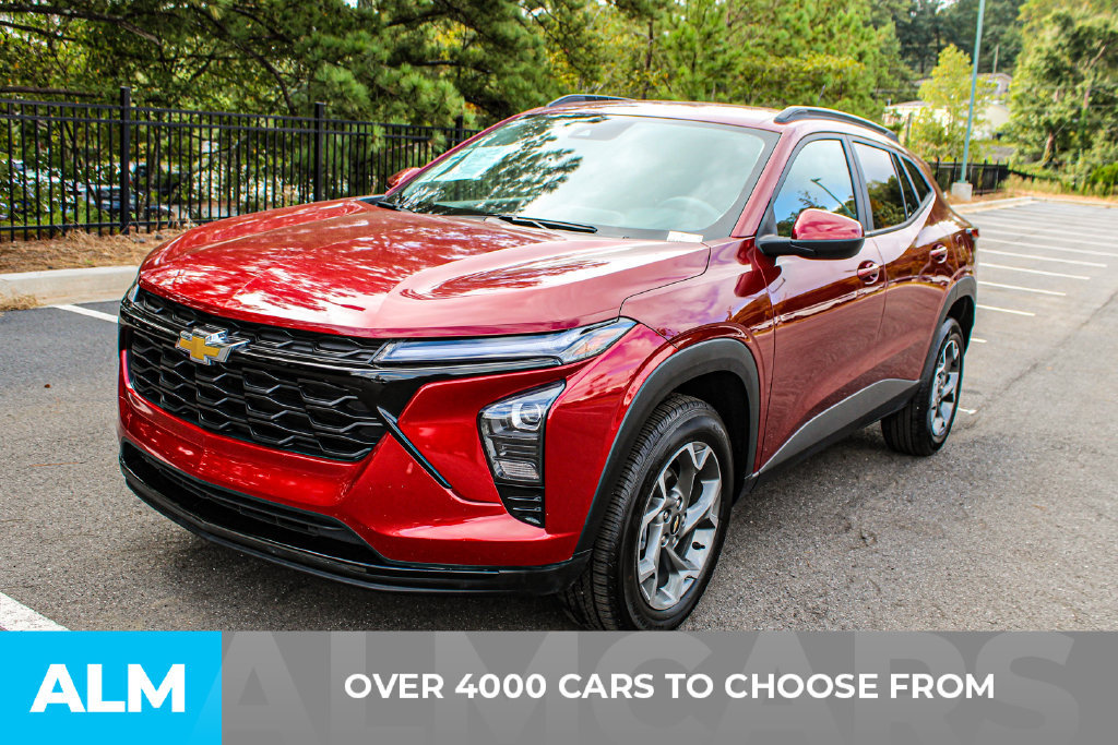 Used 2025 Chevrolet Trax LT FWD image 2