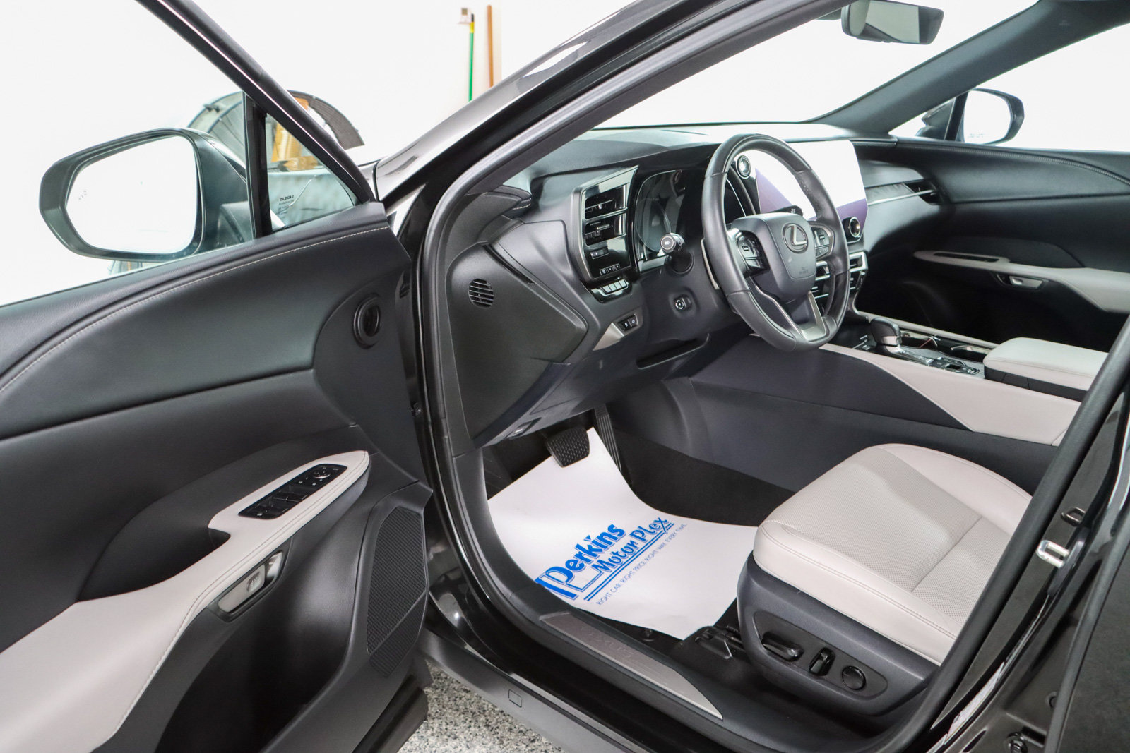 Used 2023 Lexus RX 350 Premium w/ Accessory Package (Z1) AWD/4WD image 3
