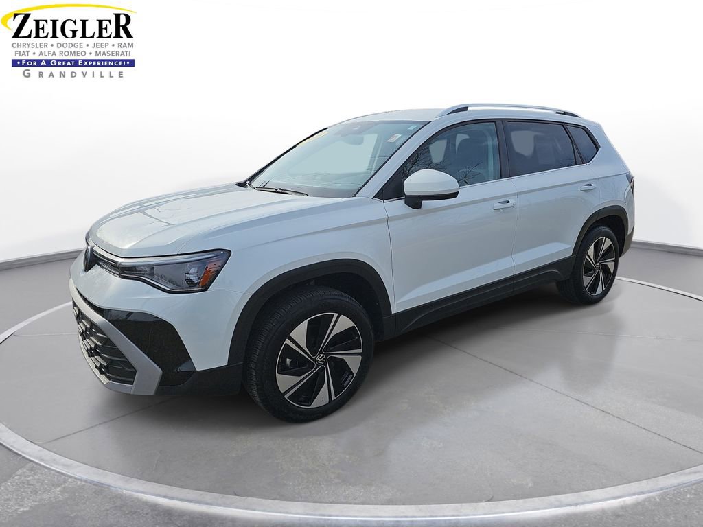 Used 2025 Volkswagen Taos SE AWD/4WD image 1