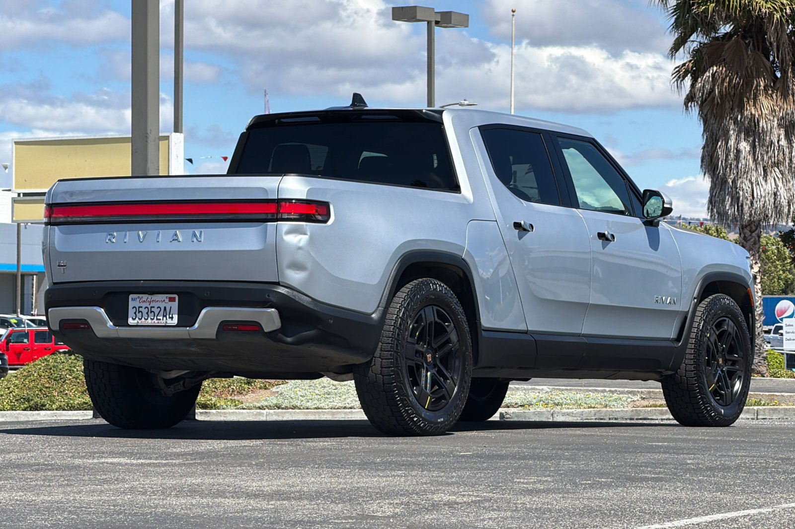 Used 2023 Rivian R1T Adventure Dual AWD/4WD image 4
