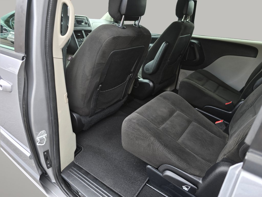 Used 2016 Dodge Grand Caravan SXT FWD image 20