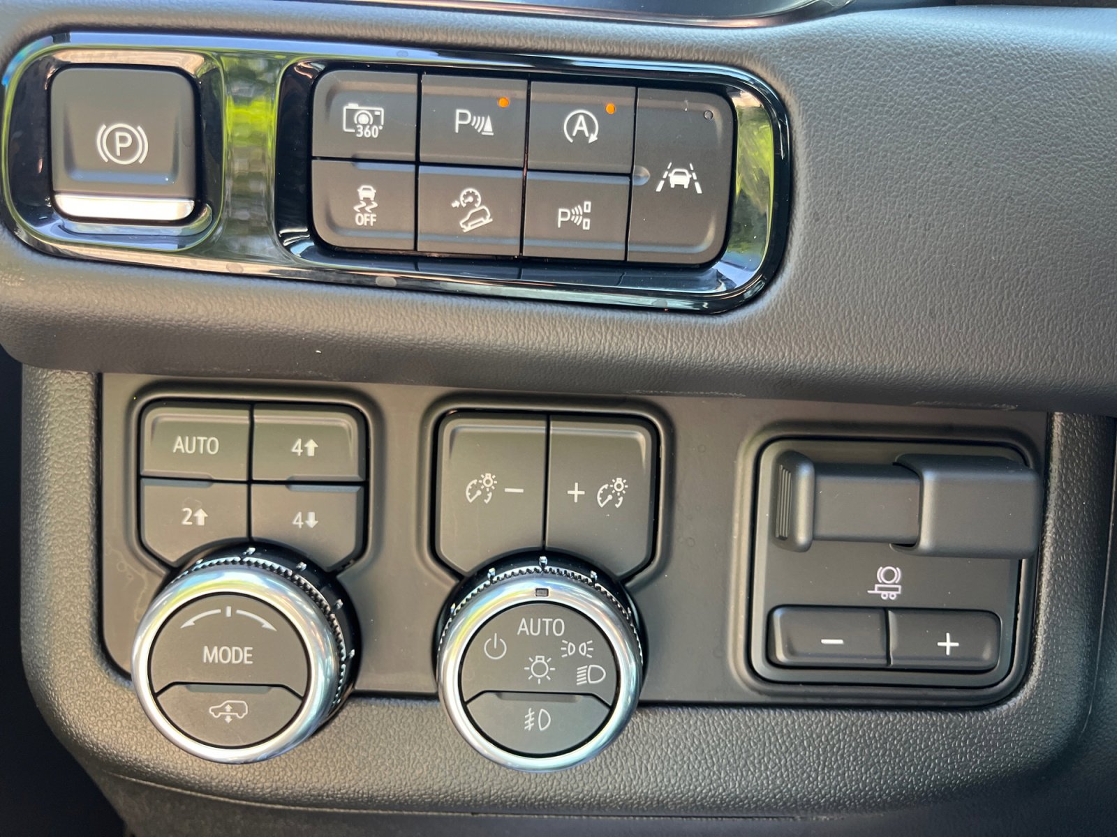 Used 2026 GMC Yukon AT4 w/ AT4 Premium Plus Package image 24