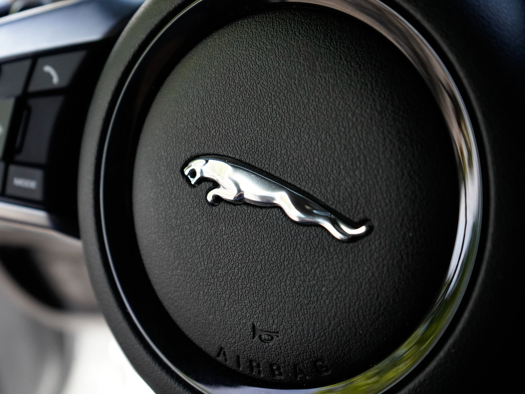 Used 2018 Jaguar F-TYPE Coupe RWD image 16