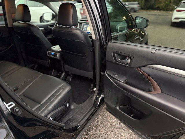 Used 2017 Toyota Highlander XLE AWD/4WD image 10