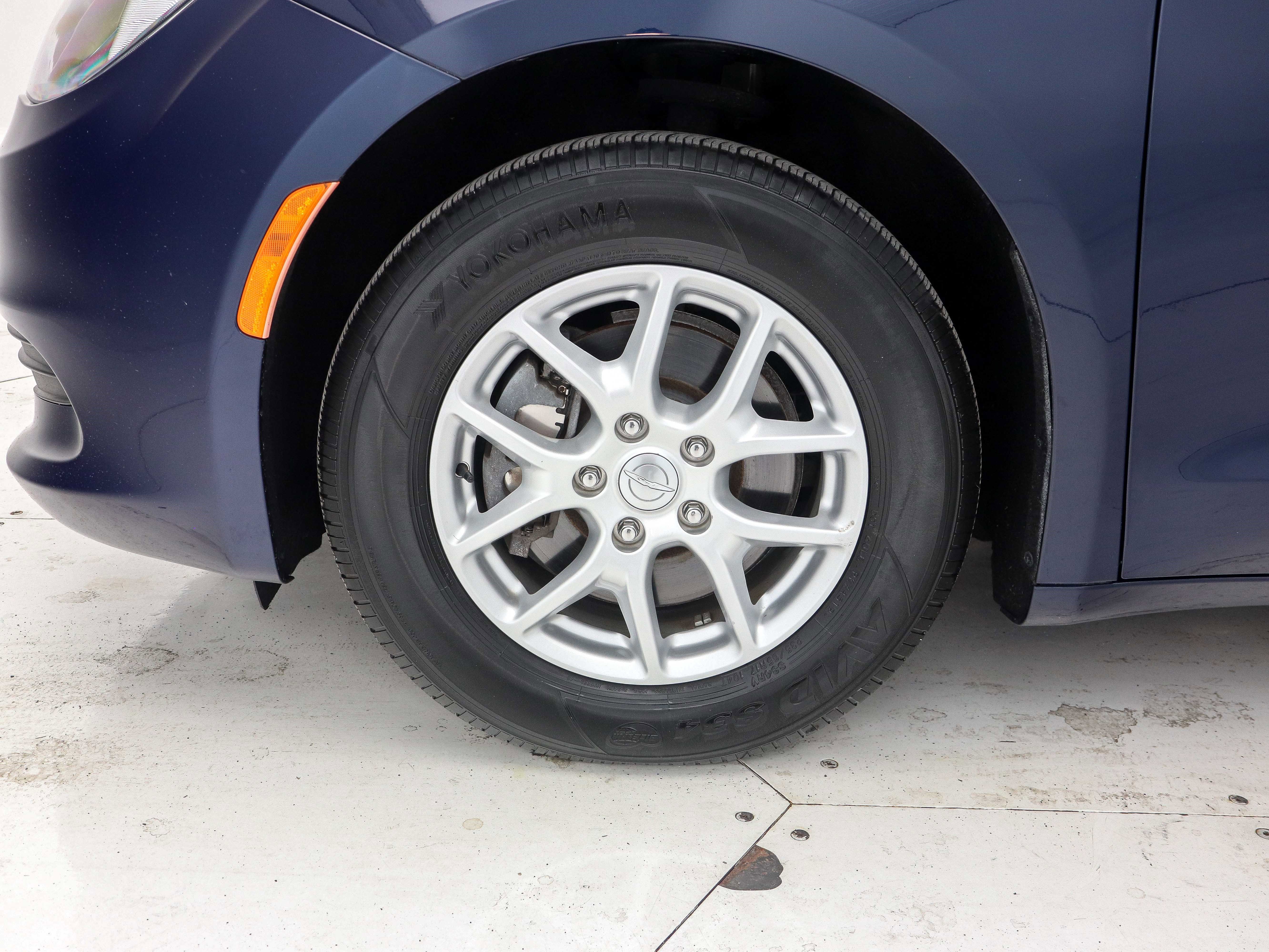 Used 2020 Chrysler Voyager LX image 31