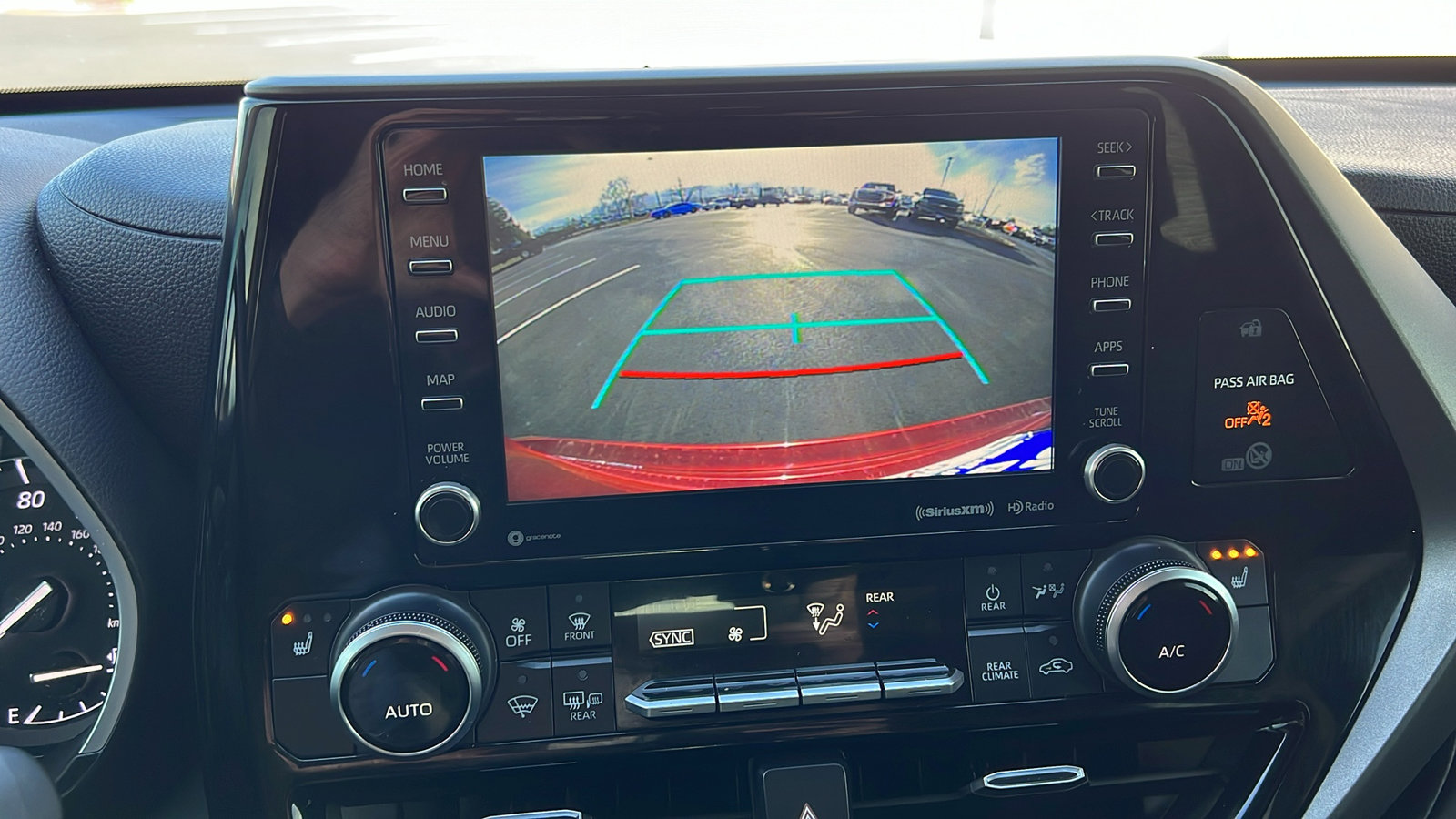 Used 2020 Toyota Highlander XLE image 23