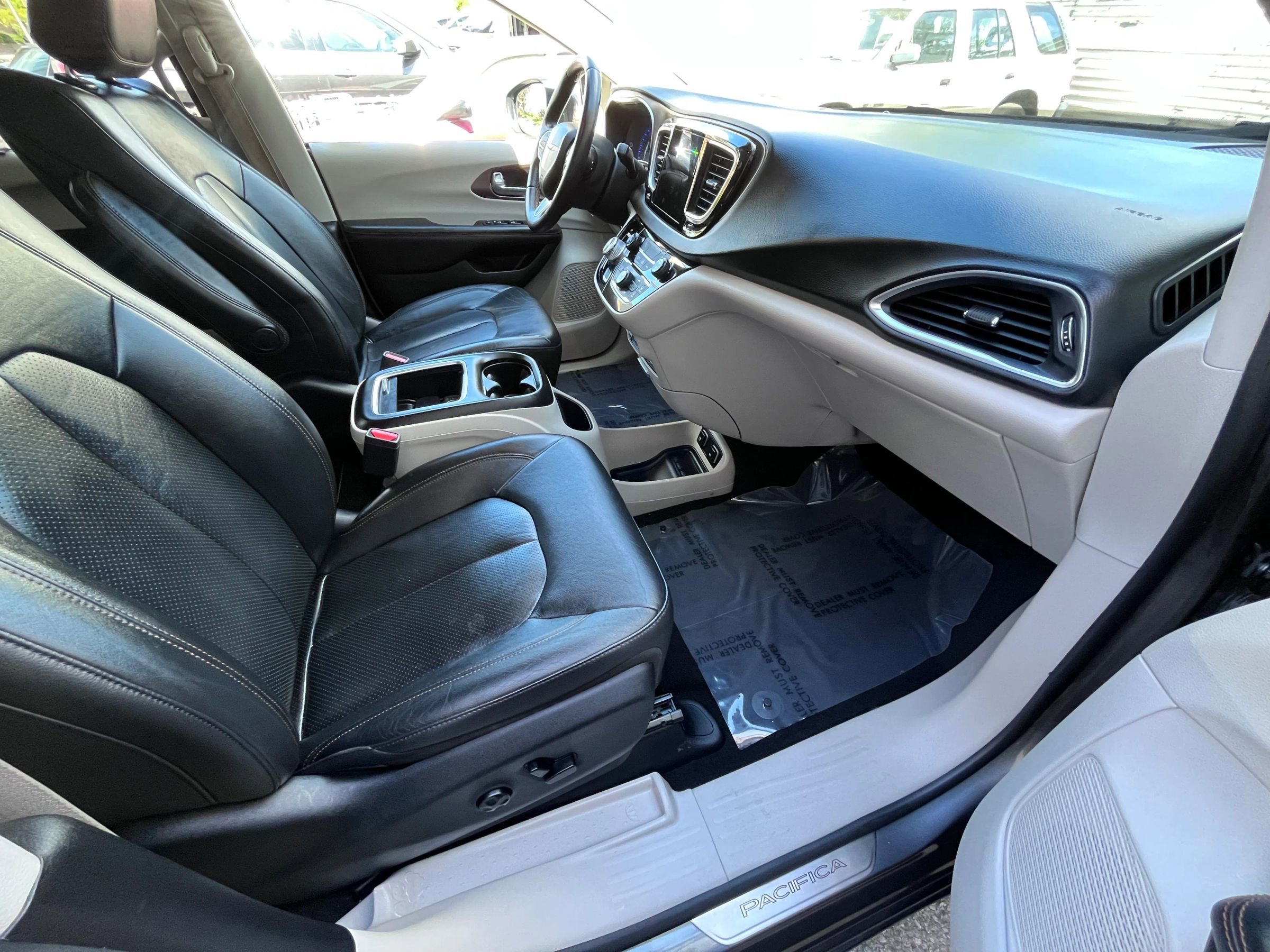 Used 2017 Chrysler Pacifica Touring-L Plus w/ Tire & Wheel Group FWD image 12