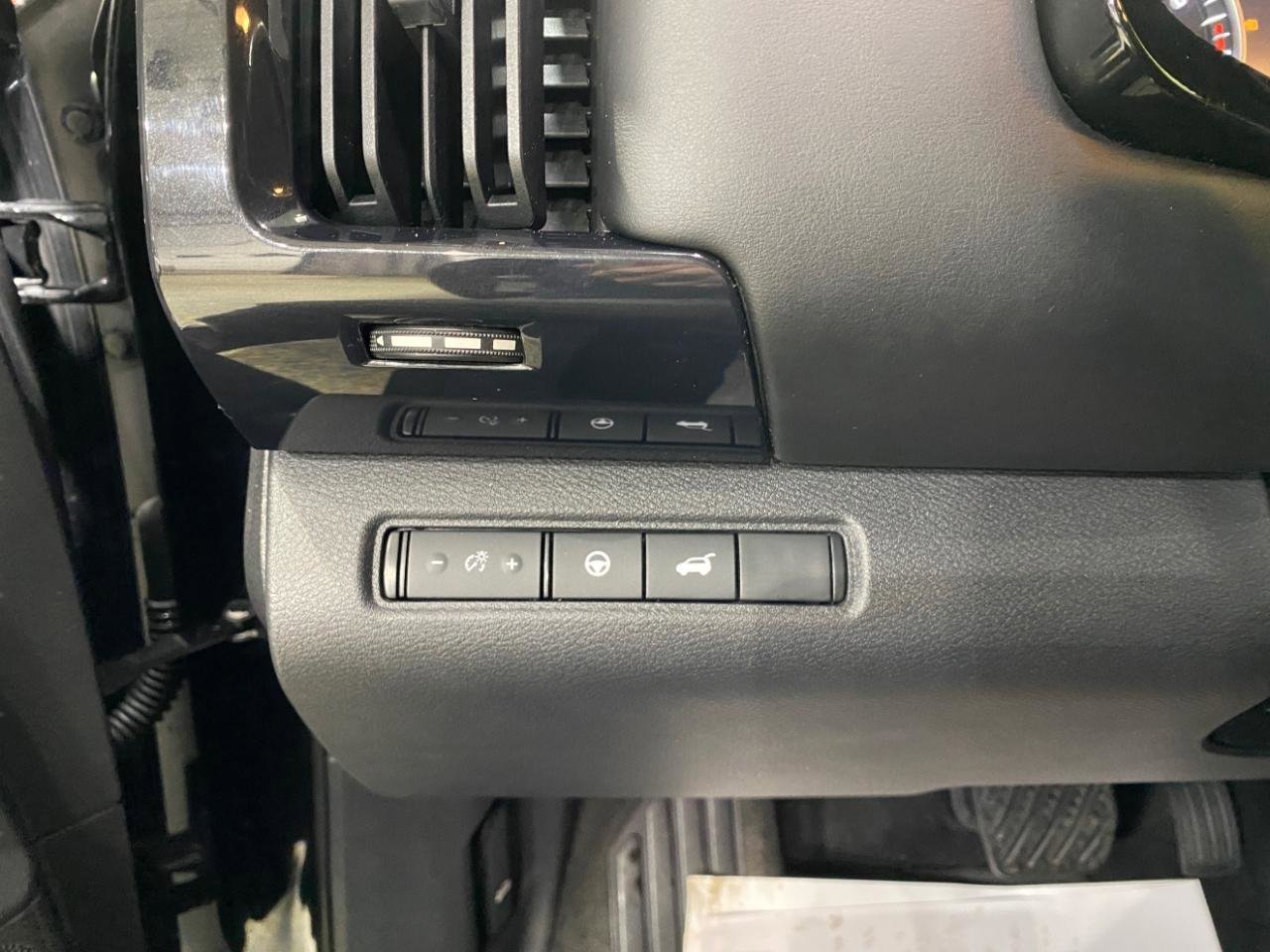 Used 2022 Nissan Pathfinder SV w/ SV Premium Package image 9