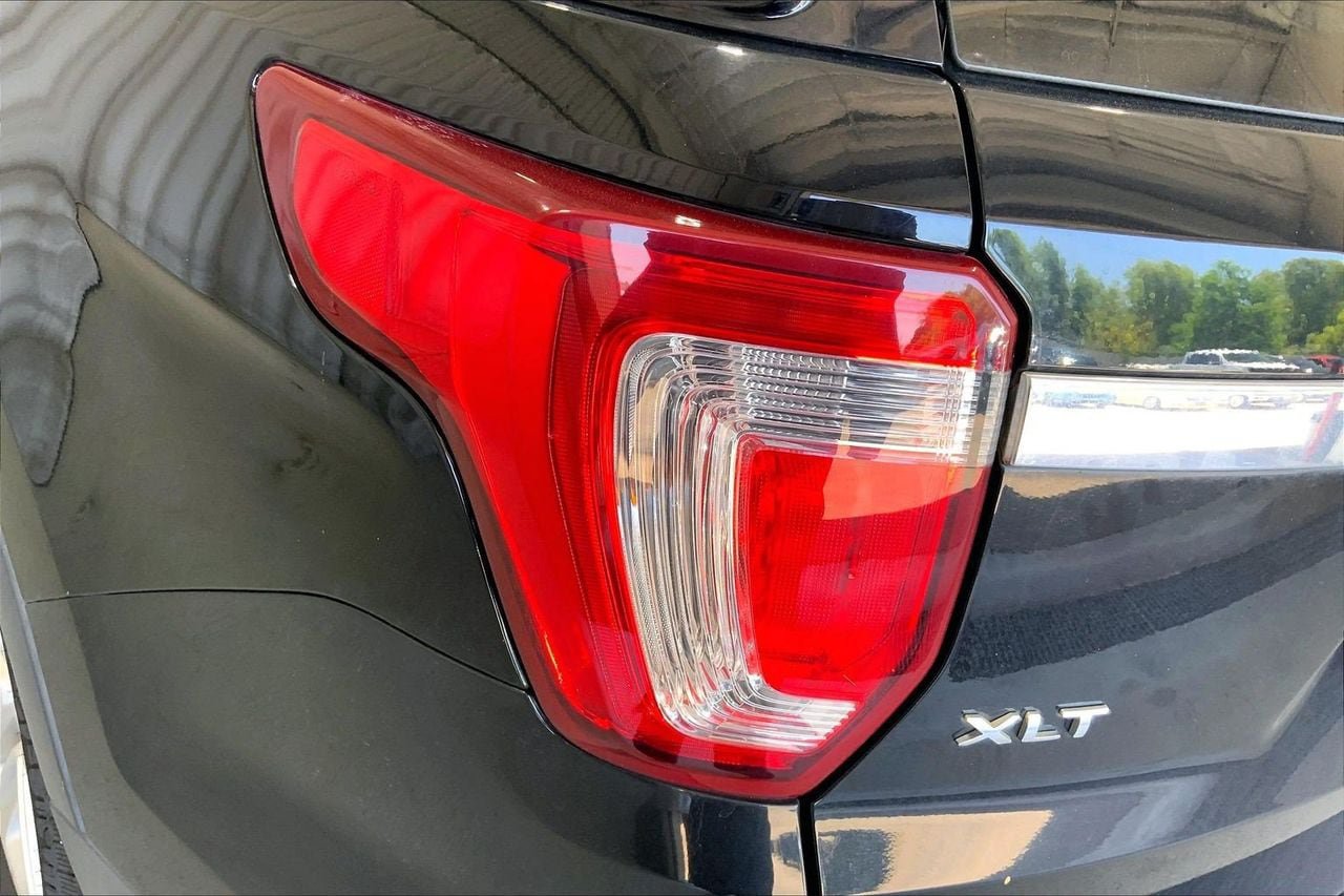 Used 2017 Ford Explorer XLT w/ Equipment Group 202A FWD image 13