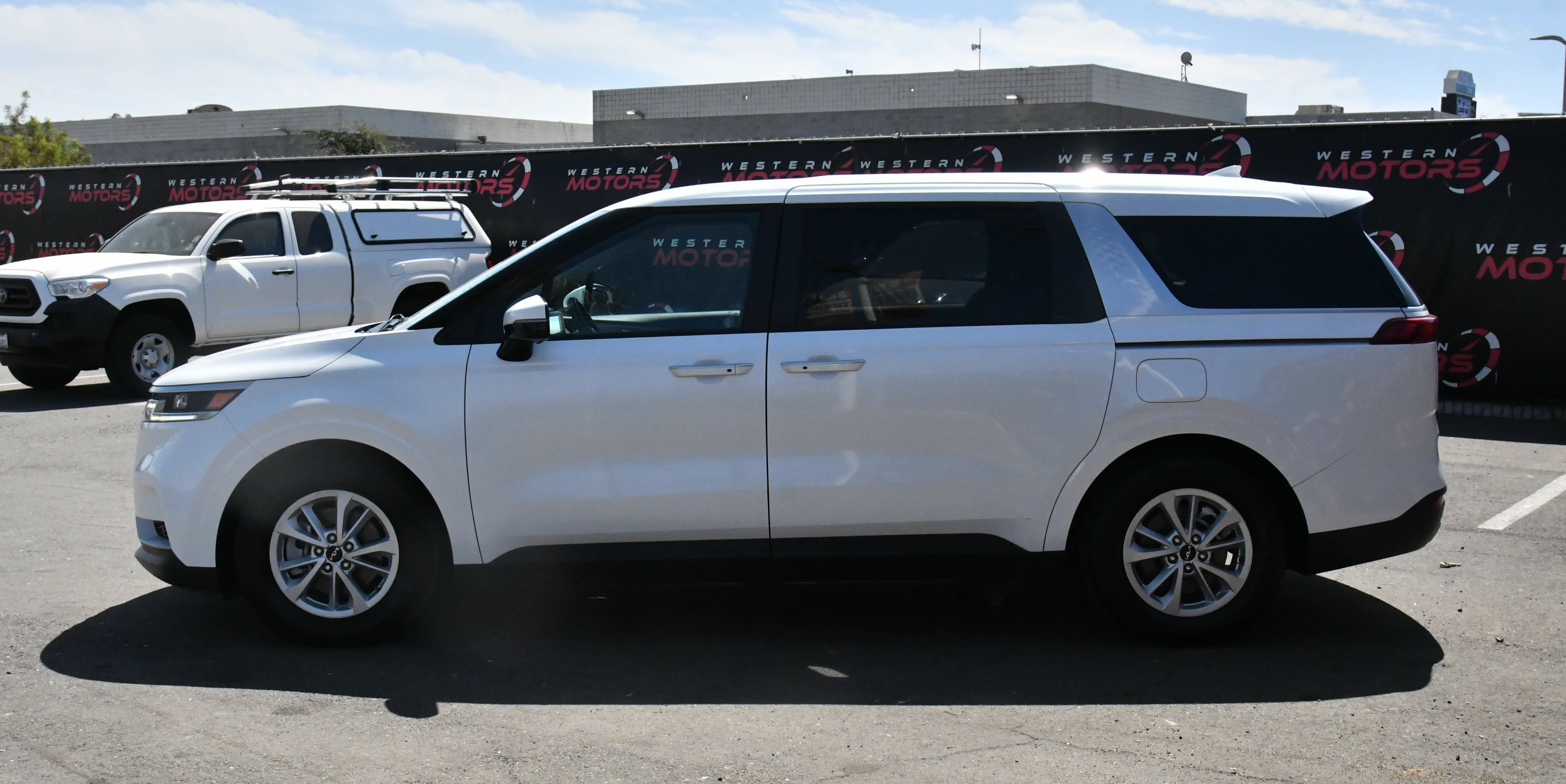 Used 2023 Kia Carnival LX FWD image 4