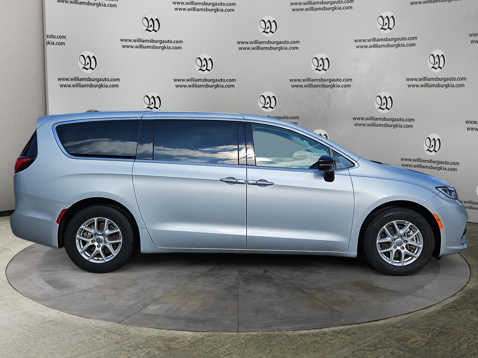 Used 2024 Chrysler Pacifica Touring-L image 6