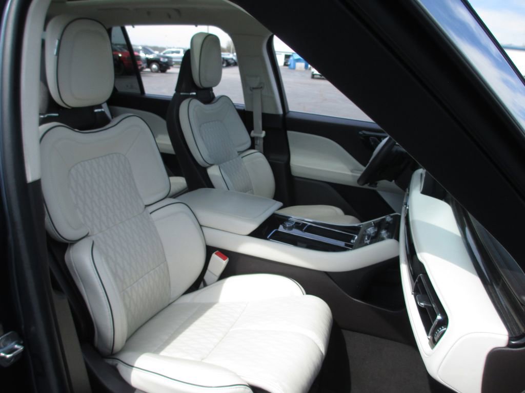 Used 2022 Lincoln Aviator Black Label w/ Dynamic Handling Package image 23