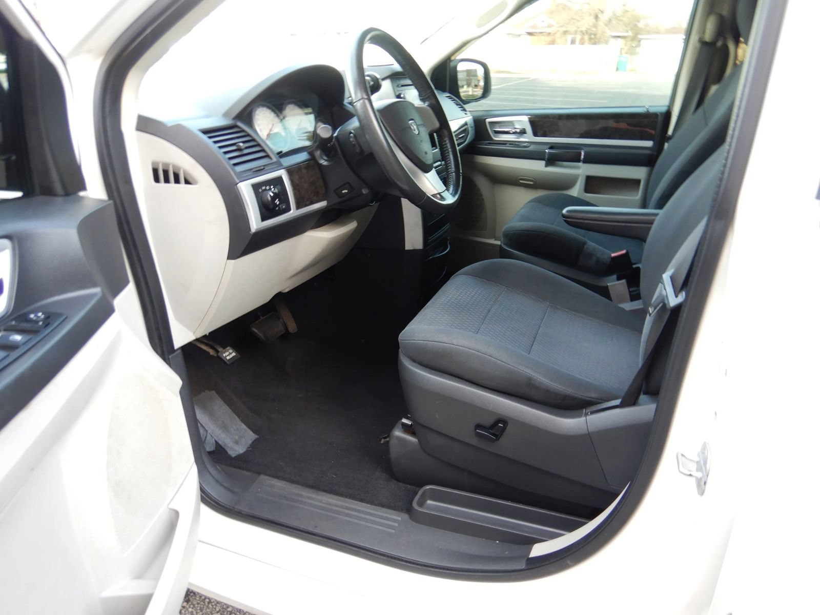 Used 2010 Dodge Grand Caravan SXT FWD image 12