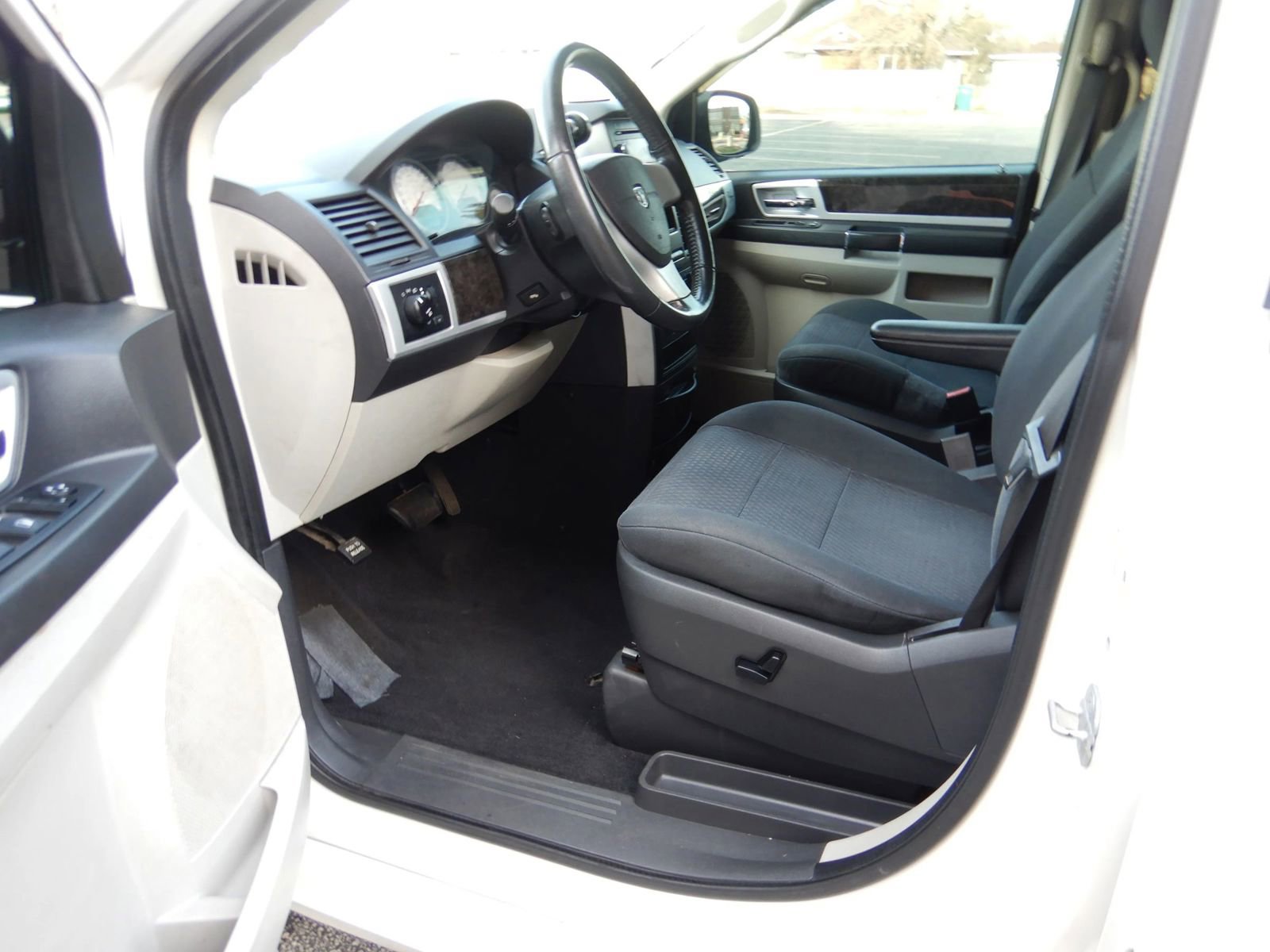 Used 2010 Dodge Grand Caravan SXT image 12