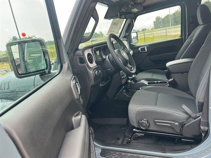 New 2025 Jeep Gladiator Willys AWD/4WD image 10