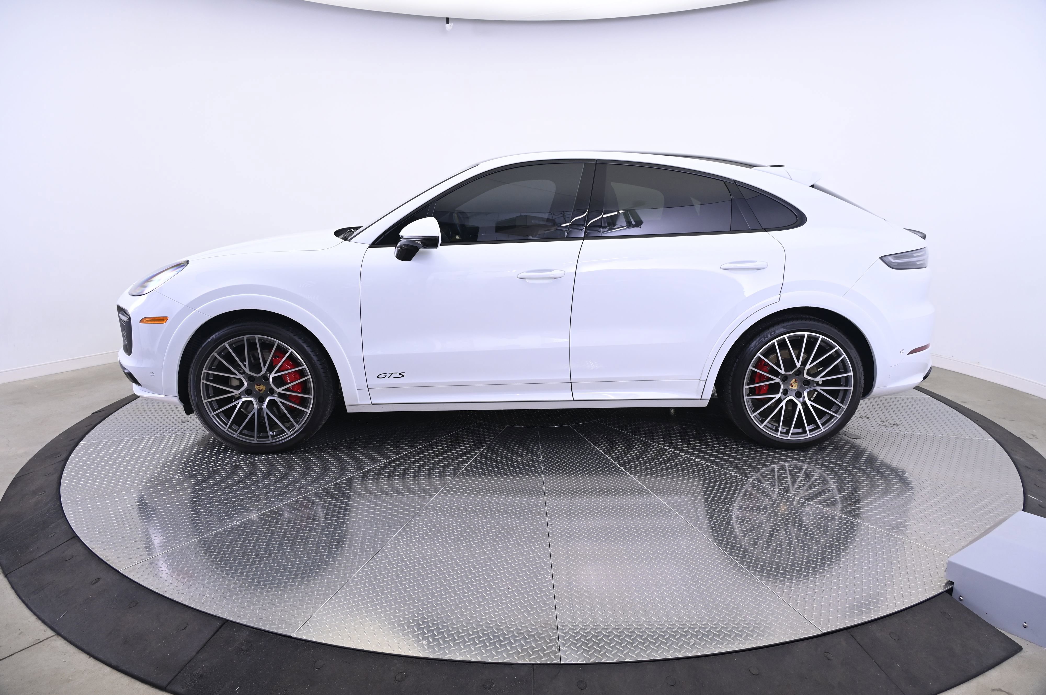 Used 2022 Porsche Cayenne GTS image 2