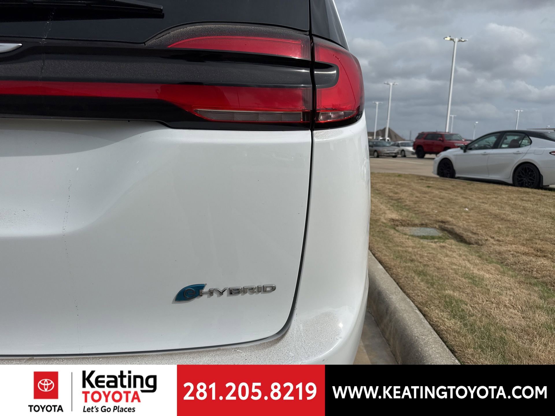 Used 2024 Chrysler Pacifica Select image 9