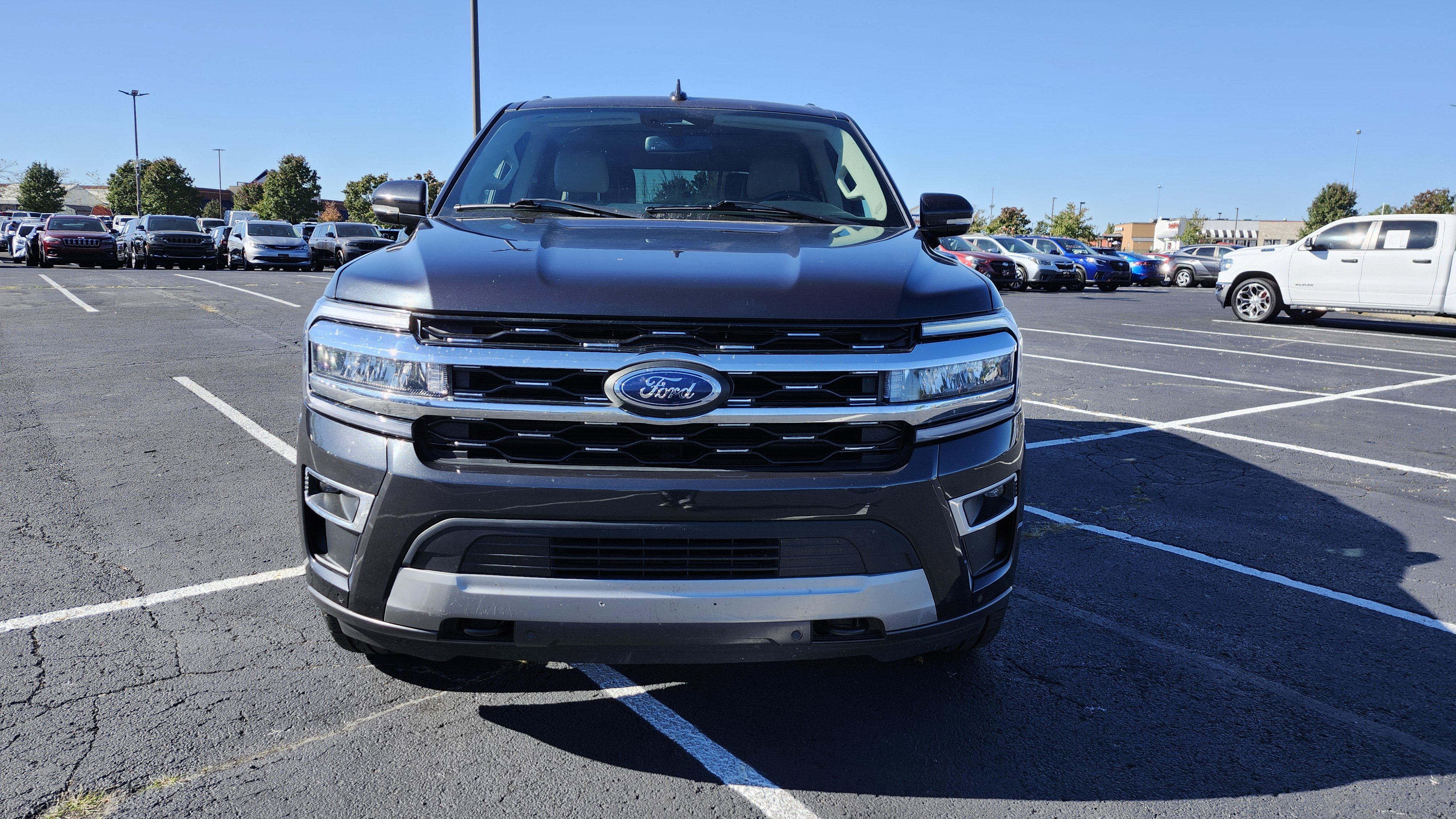 Used 2023 Ford Expedition Limited image 3