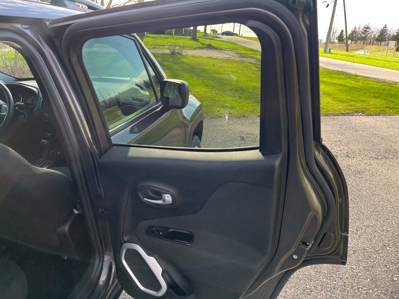 Used 2019 Jeep Renegade Sport w/ Sport Appearance Group AWD/4WD image 24