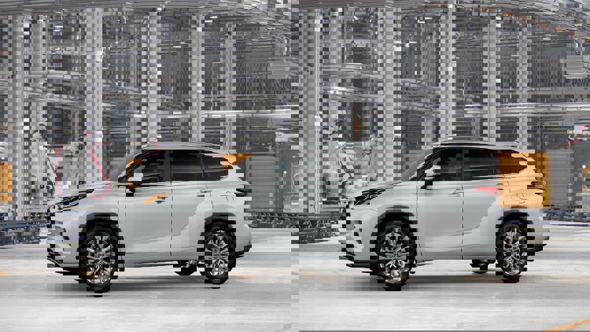 New 2026 Toyota Highlander Platinum image 3