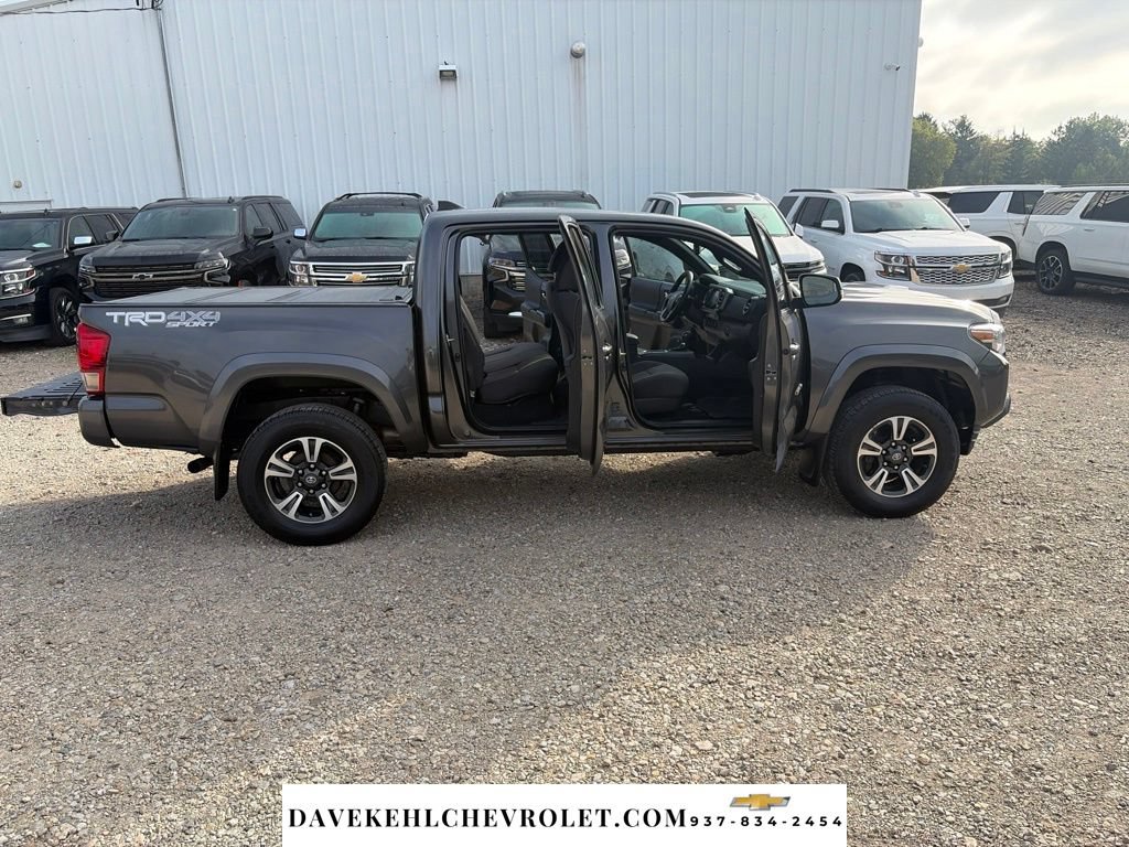 Used 2016 Toyota Tacoma TRD Sport AWD/4WD image 35