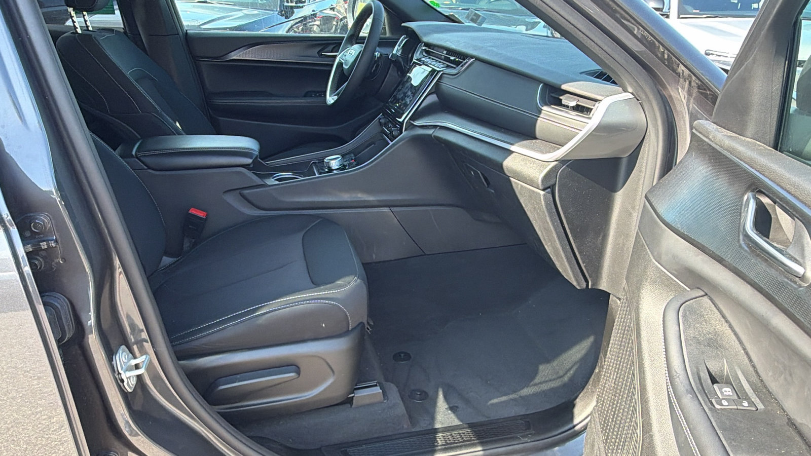 Used 2025 Jeep Grand Cherokee Laredo X RWD image 20