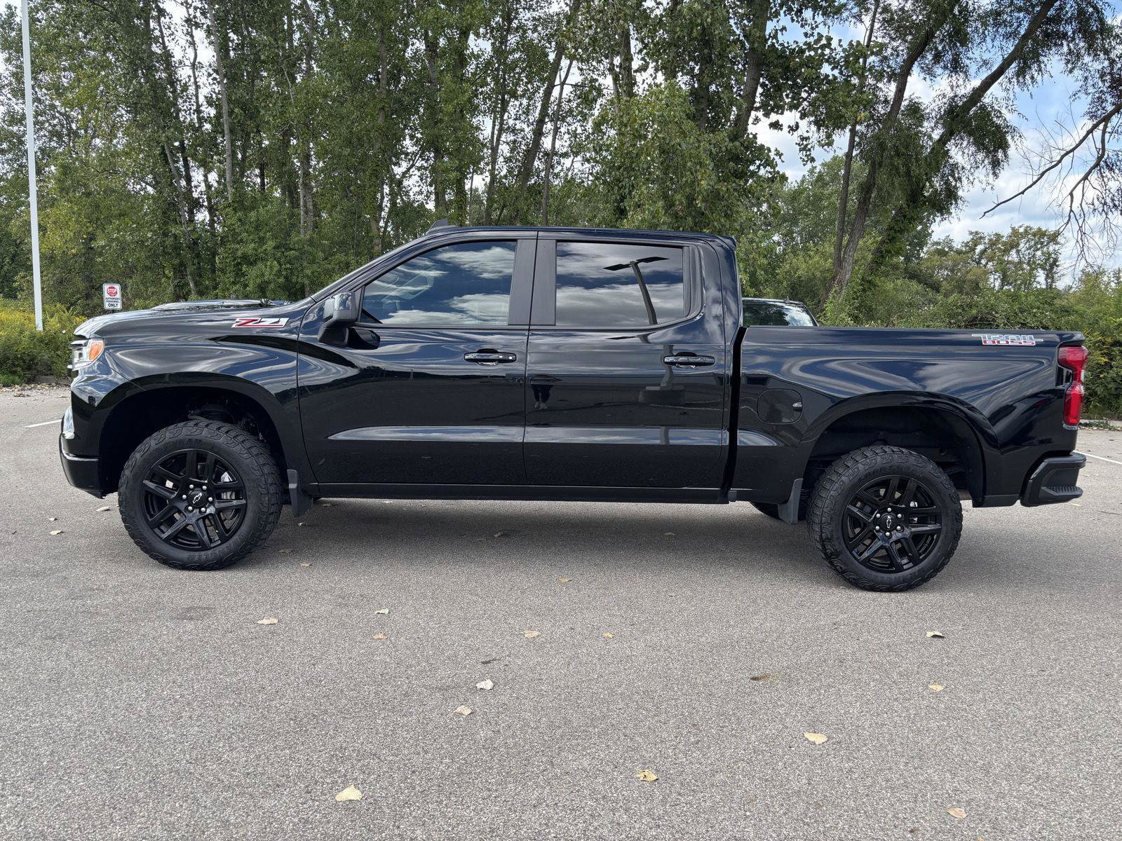 Used 2024 Chevrolet Silverado 1500 LT Trail Boss w/ Convenience Package II AWD/4WD image 2