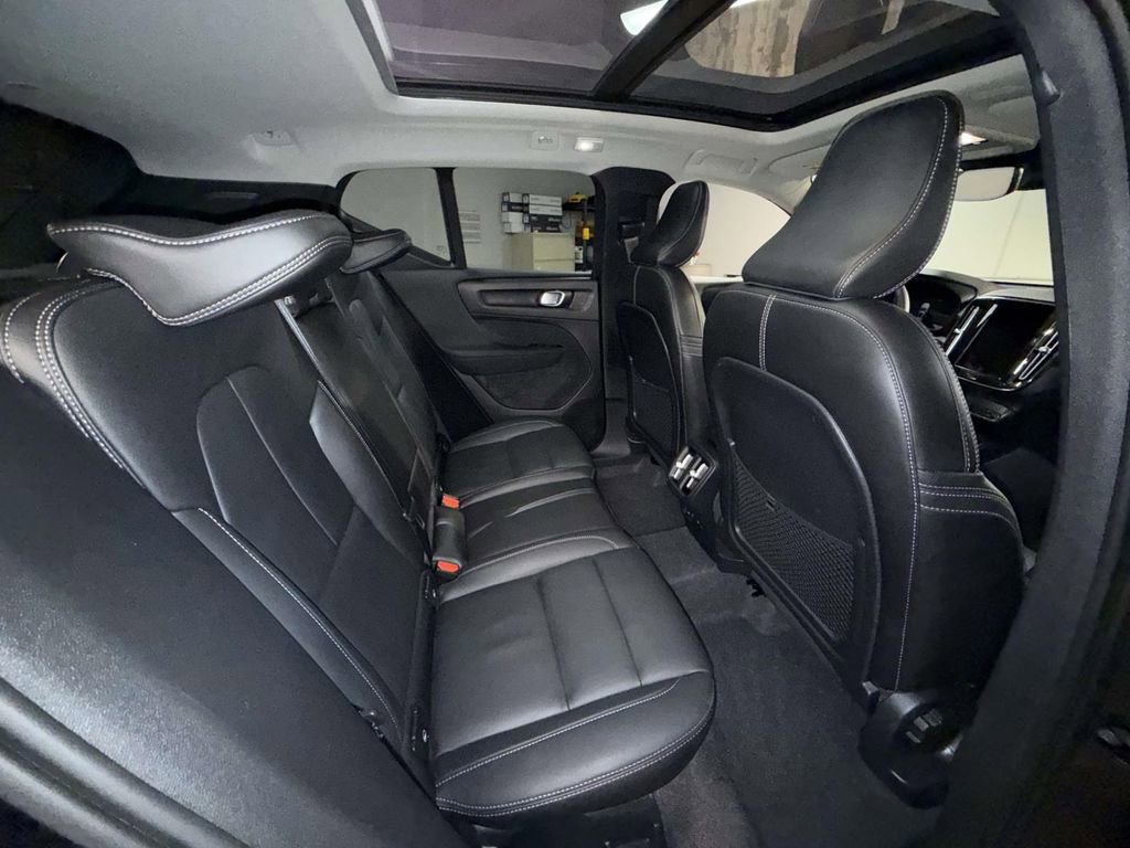 Used 2025 Volvo XC40 B5 Core AWD/4WD image 16