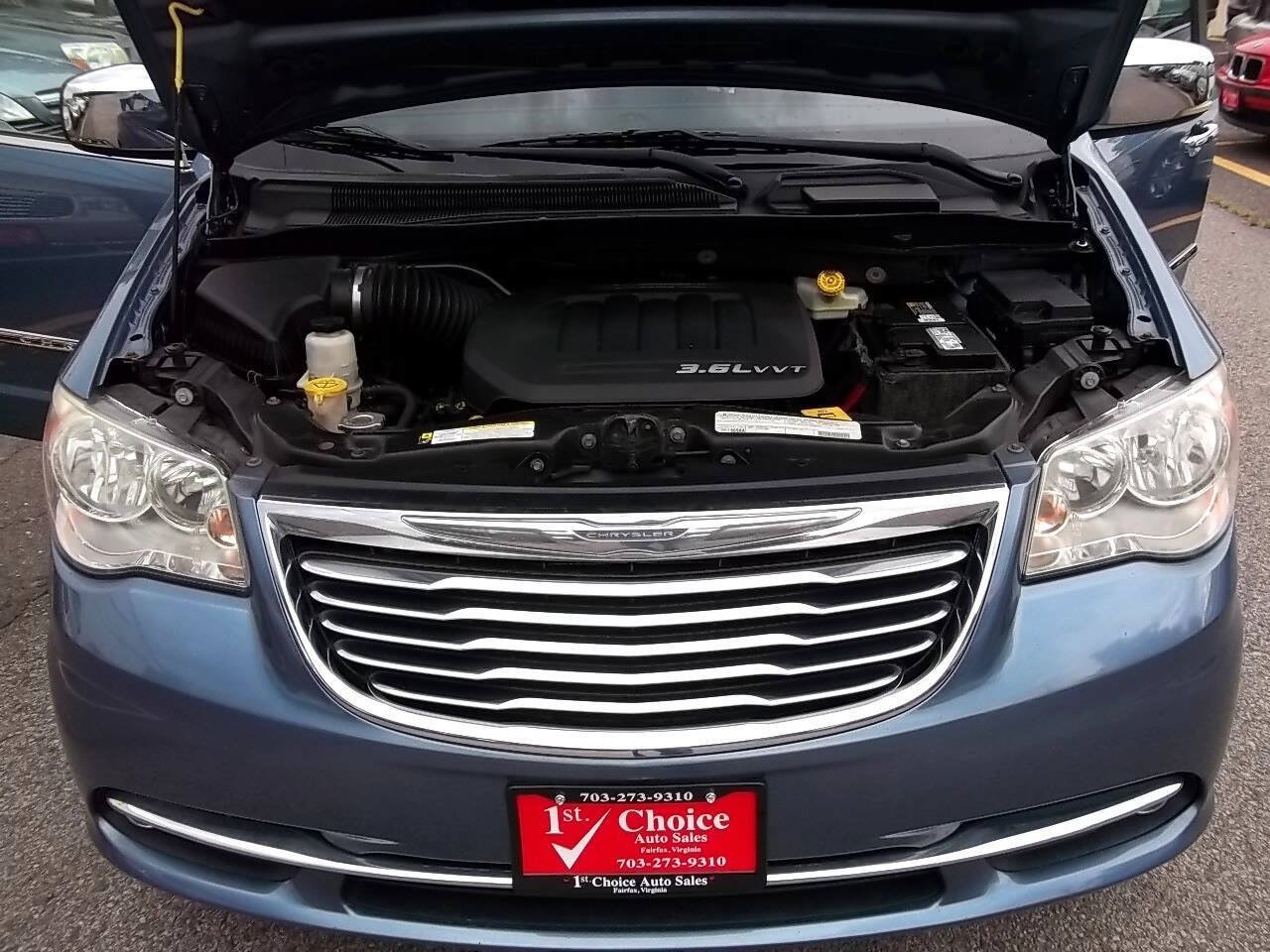 Used 2012 Chrysler Town & Country Touring-L w/ Entertainment Group #2 FWD image 26