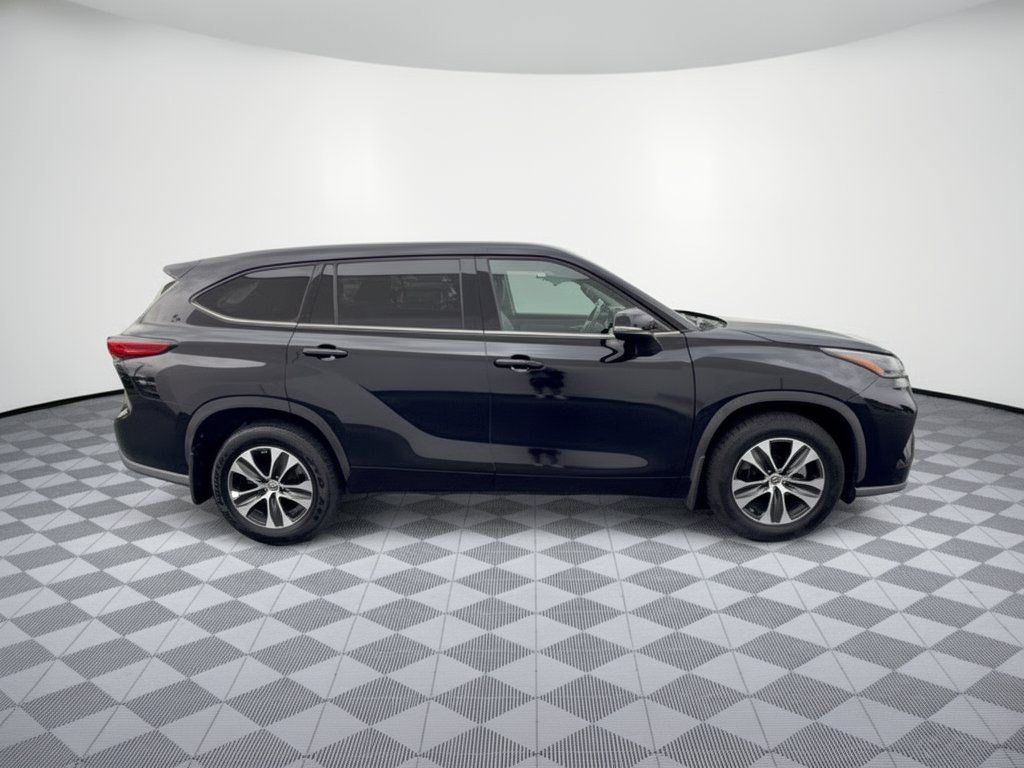 Used 2021 Toyota Highlander XLE AWD/4WD image 8