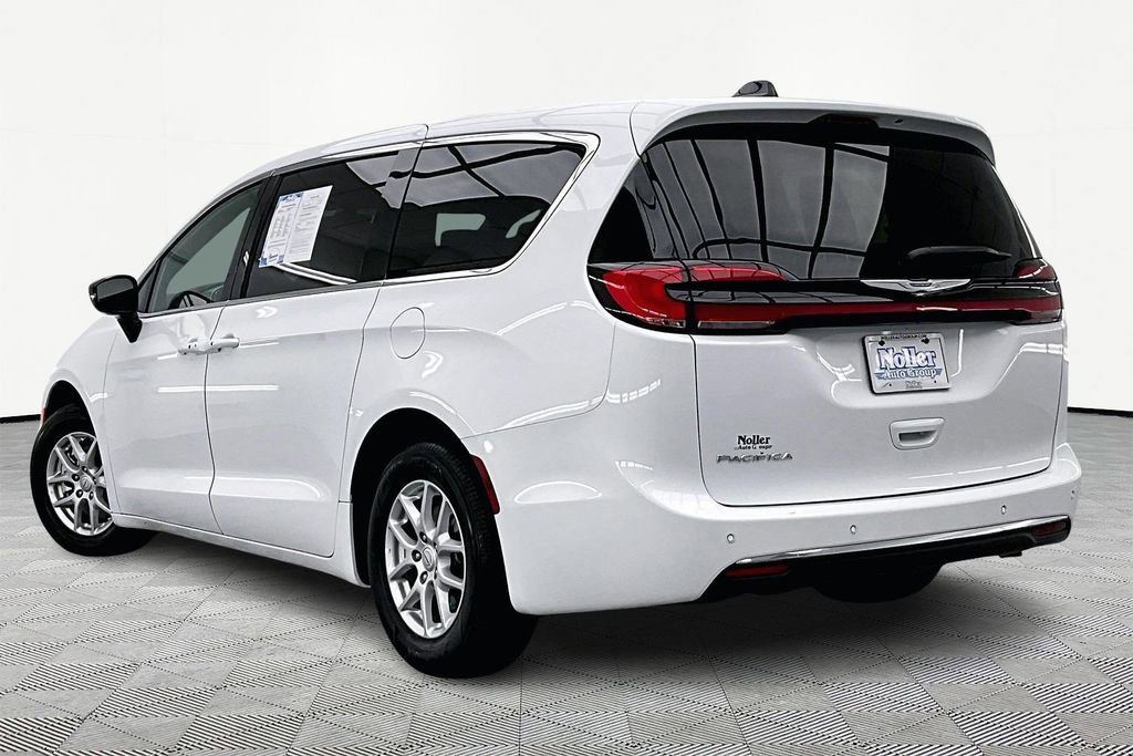 Used 2025 Chrysler Pacifica Select image 13