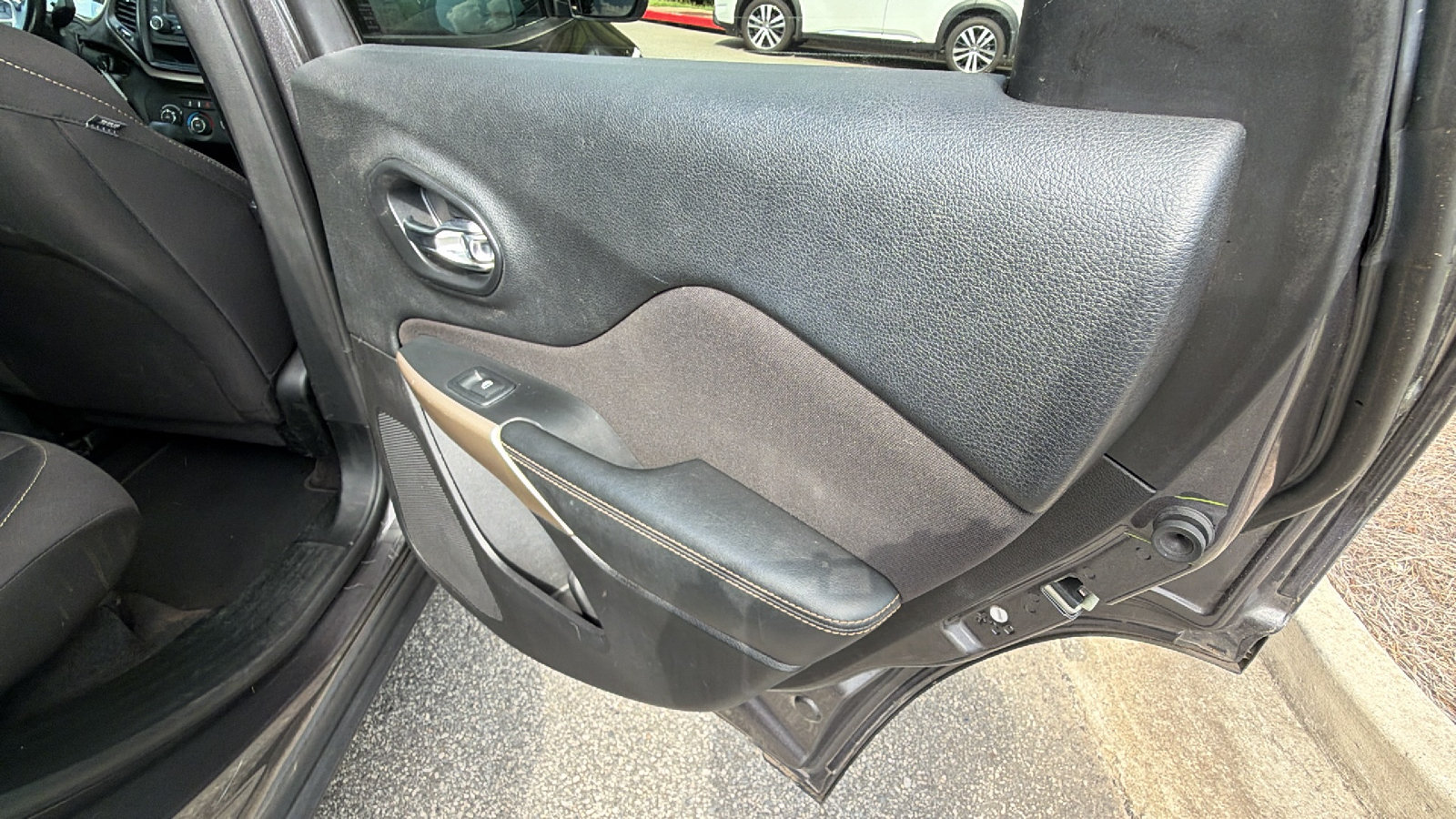Used 2018 Jeep Cherokee Latitude w/ Altitude Package FWD image 20