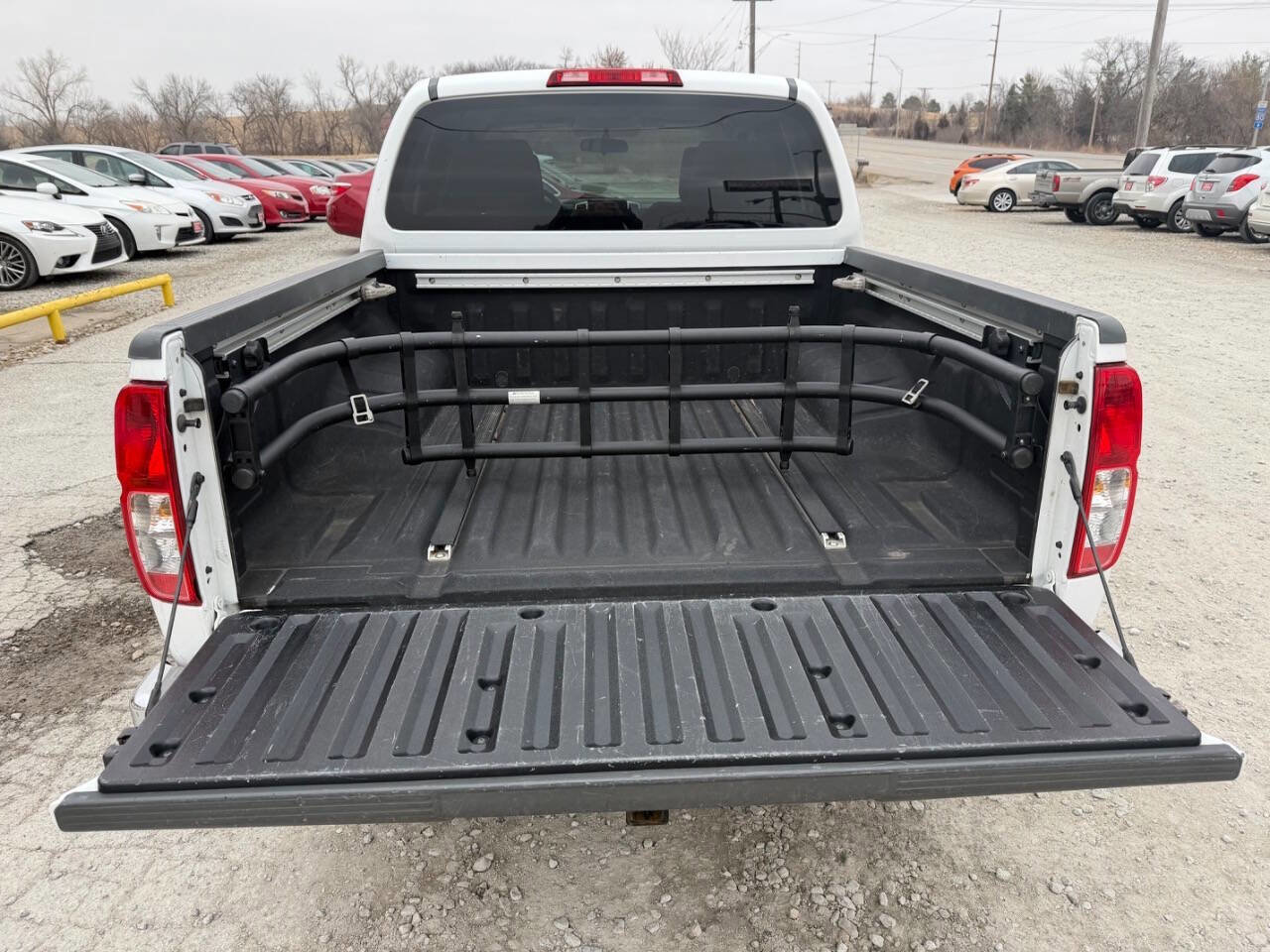 Used 2010 Nissan Frontier SE image 17
