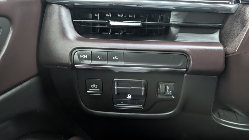 Used 2023 Cadillac Escalade Sport Platinum w/ LPO, ONYX Package image 11