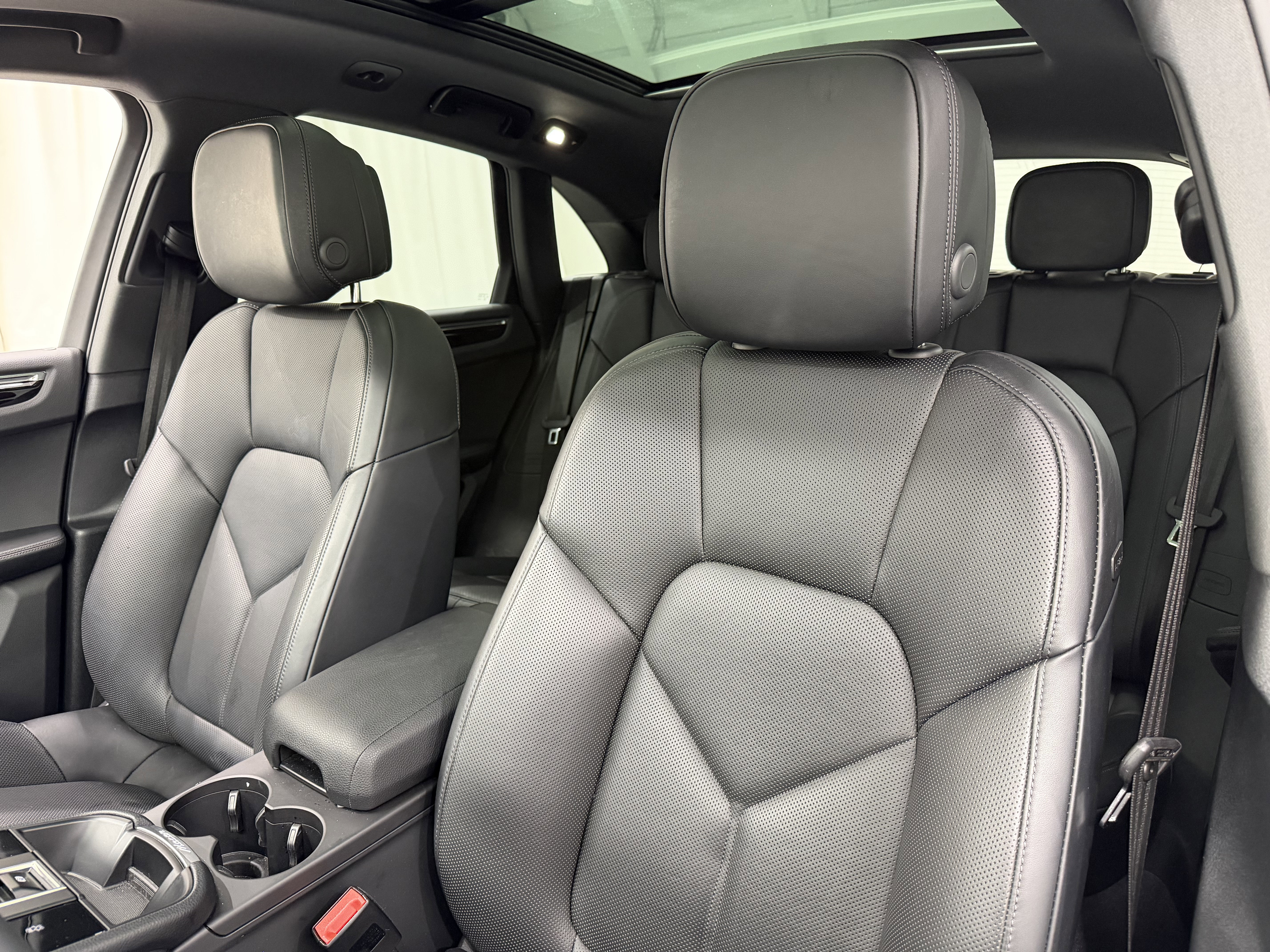 Certified 2025 Porsche Macan image 5