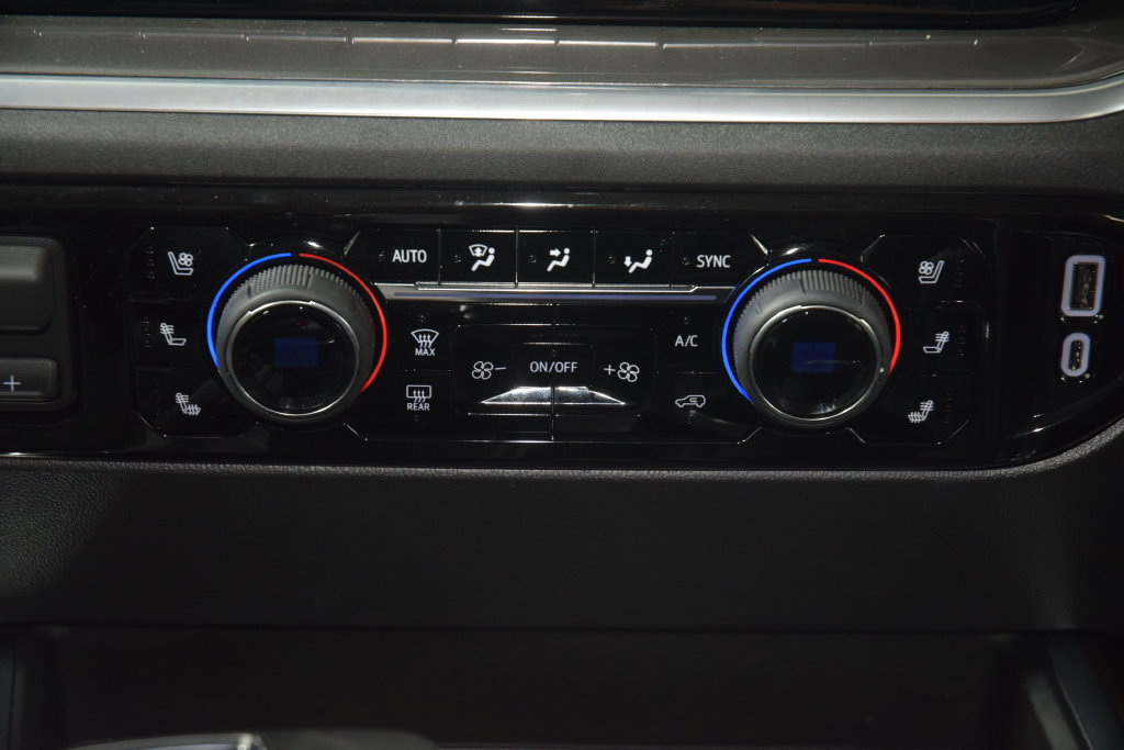 Used 2026 Chevrolet Silverado 1500 High Country w/ High Country Premium Package AWD/4WD image 34