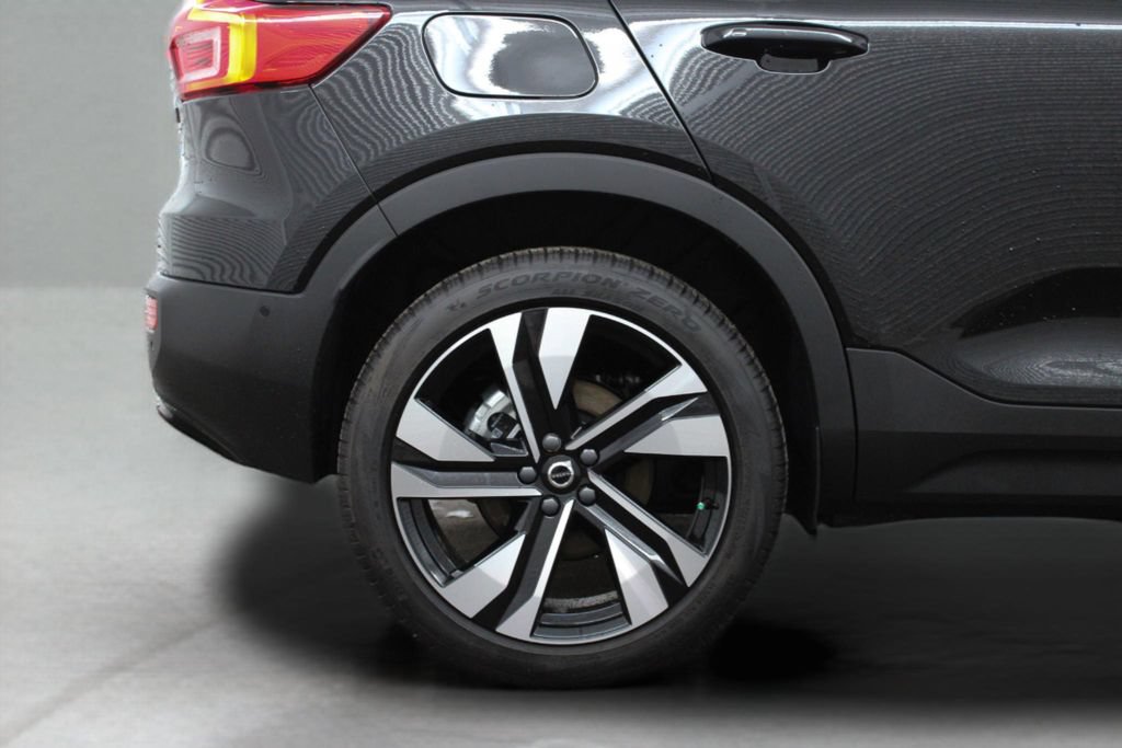 New 2026 Volvo XC40 B5 Plus w/ Climate Package AWD/4WD image 12