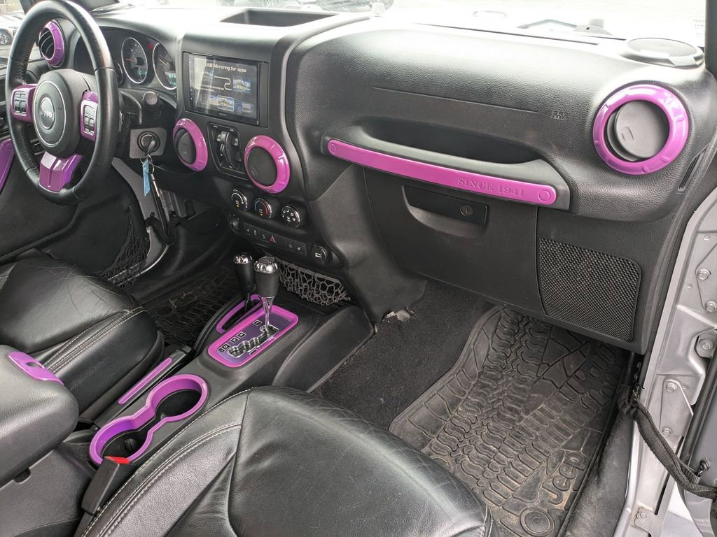 Used 2015 Jeep Wrangler Unlimited Sahara w/ Connectivity Group image 19